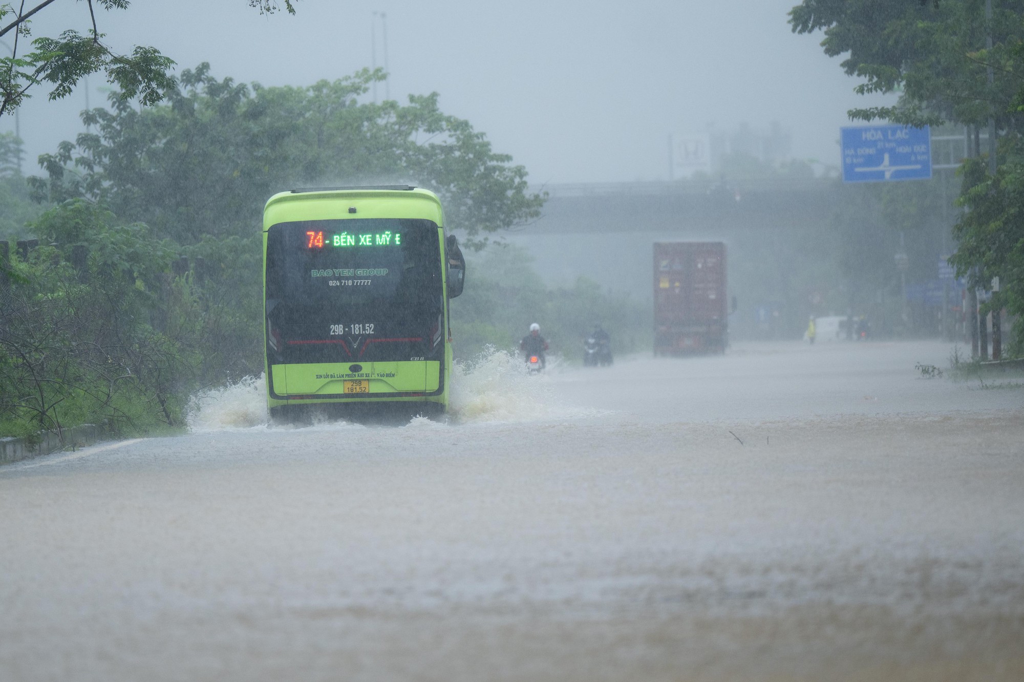 Toàn cảnh Hà Nội ngập sau trận mưa suốt đêm: Những ai đi làm sáng nay lưu ý các tuyến đường này! - Ảnh 35. Toàn cảnh Hà Nội ngập sau trận mưa suốt đêm: Những ai đi làm sáng nay lưu ý các tuyến đường này! - Ảnh 35.