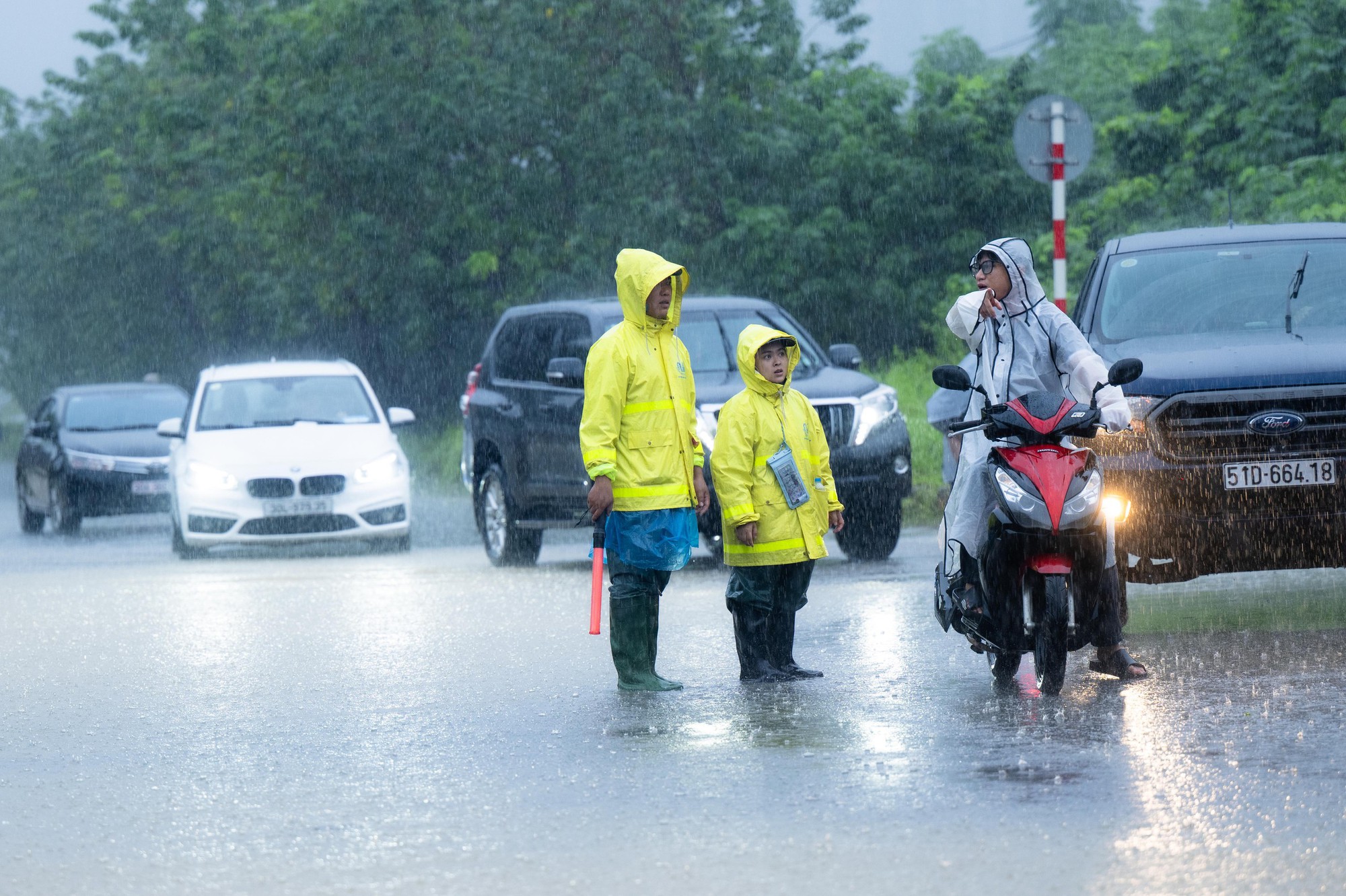 Toàn cảnh Hà Nội ngập sau trận mưa suốt đêm: Những ai đi làm sáng nay lưu ý các tuyến đường này! - Ảnh 36. Toàn cảnh Hà Nội ngập sau trận mưa suốt đêm: Những ai đi làm sáng nay lưu ý các tuyến đường này! - Ảnh 36.