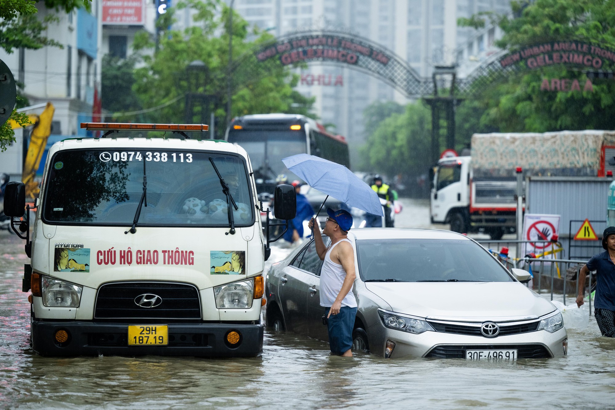 Toàn cảnh Hà Nội ngập sau trận mưa suốt đêm: Những ai đi làm sáng nay lưu ý các tuyến đường này! - Ảnh 3. Toàn cảnh Hà Nội ngập sau trận mưa suốt đêm: Những ai đi làm sáng nay lưu ý các tuyến đường này! - Ảnh 3.