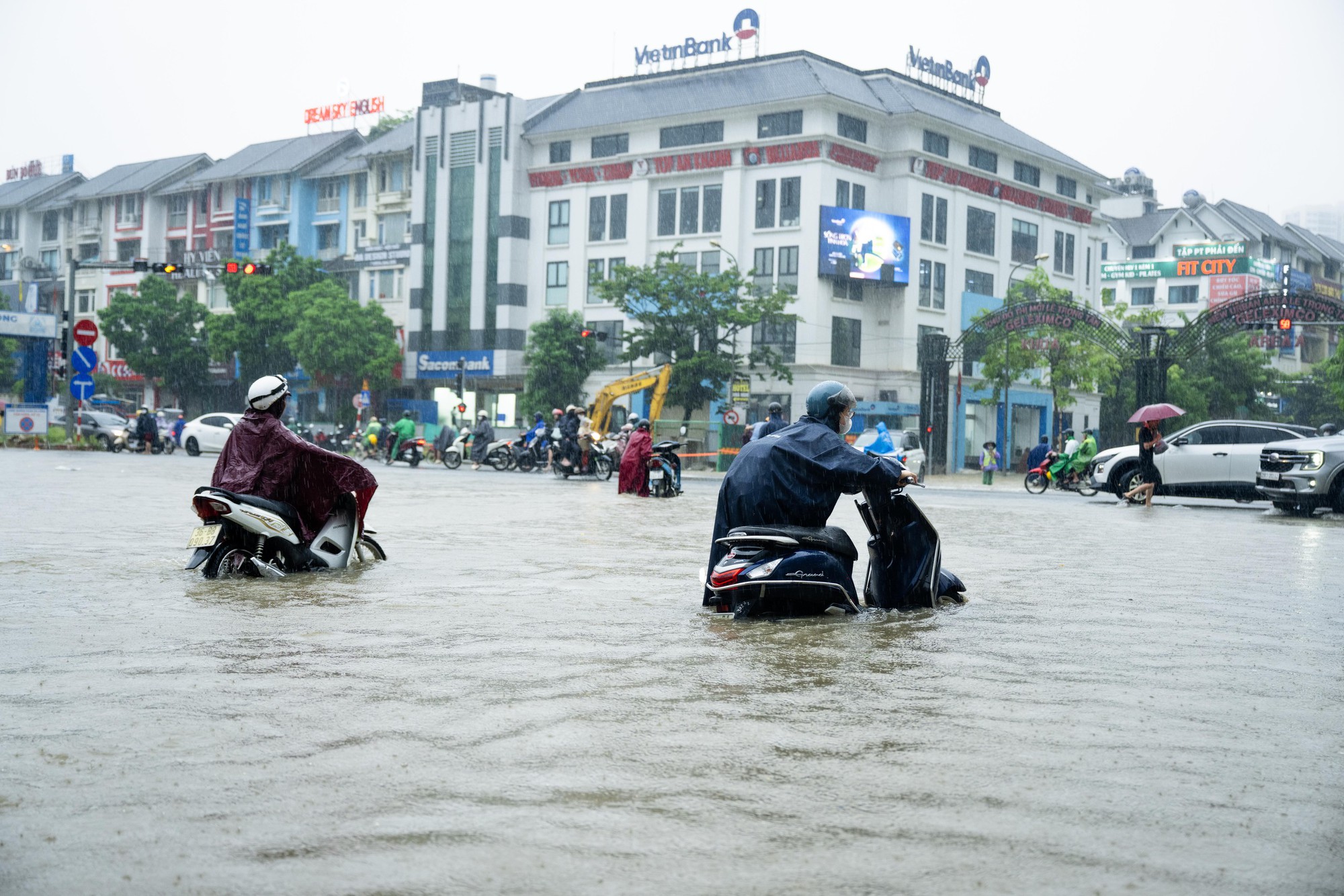 Toàn cảnh Hà Nội ngập sau trận mưa suốt đêm: Những ai đi làm sáng nay lưu ý các tuyến đường này! - Ảnh 1. Toàn cảnh Hà Nội ngập sau trận mưa suốt đêm: Những ai đi làm sáng nay lưu ý các tuyến đường này! - Ảnh 1.