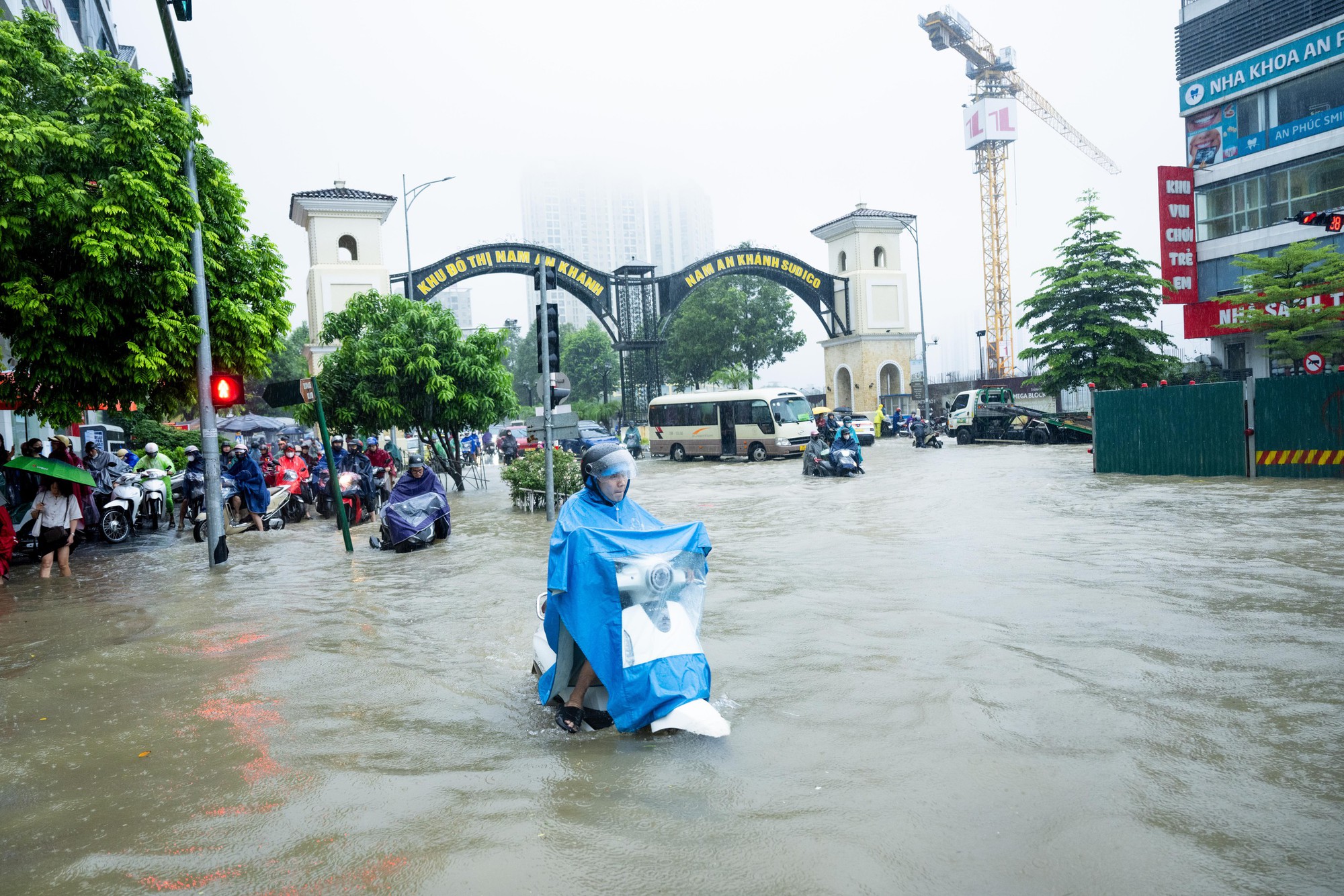 Toàn cảnh Hà Nội ngập sau trận mưa suốt đêm: Những ai đi làm sáng nay lưu ý các tuyến đường này! - Ảnh 2. Toàn cảnh Hà Nội ngập sau trận mưa suốt đêm: Những ai đi làm sáng nay lưu ý các tuyến đường này! - Ảnh 2.