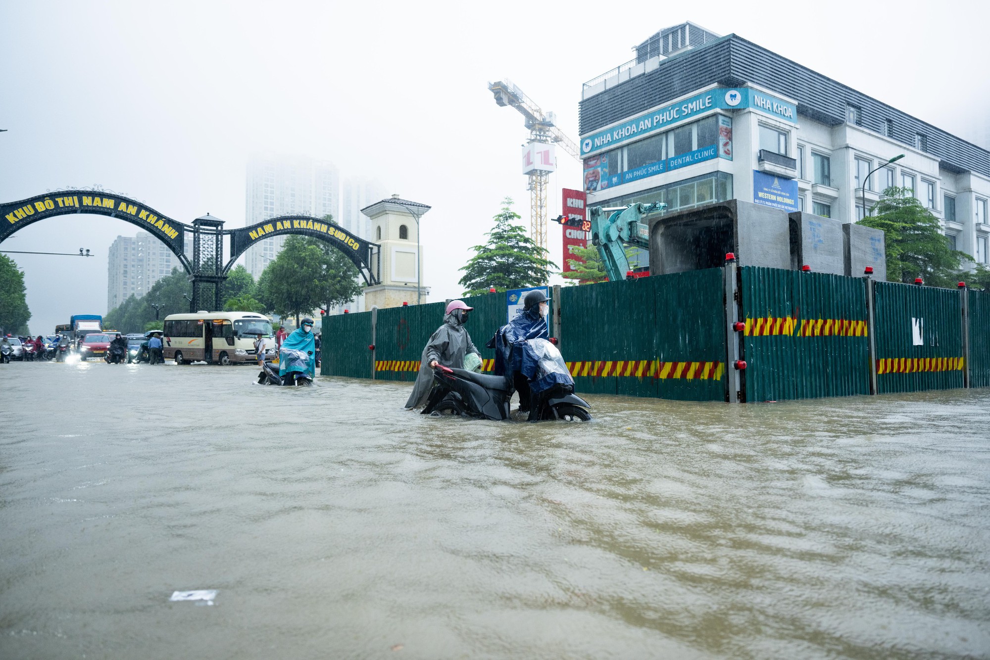 Toàn cảnh Hà Nội ngập sau trận mưa suốt đêm: Những ai đi làm sáng nay lưu ý các tuyến đường này! - Ảnh 4. Toàn cảnh Hà Nội ngập sau trận mưa suốt đêm: Những ai đi làm sáng nay lưu ý các tuyến đường này! - Ảnh 4.