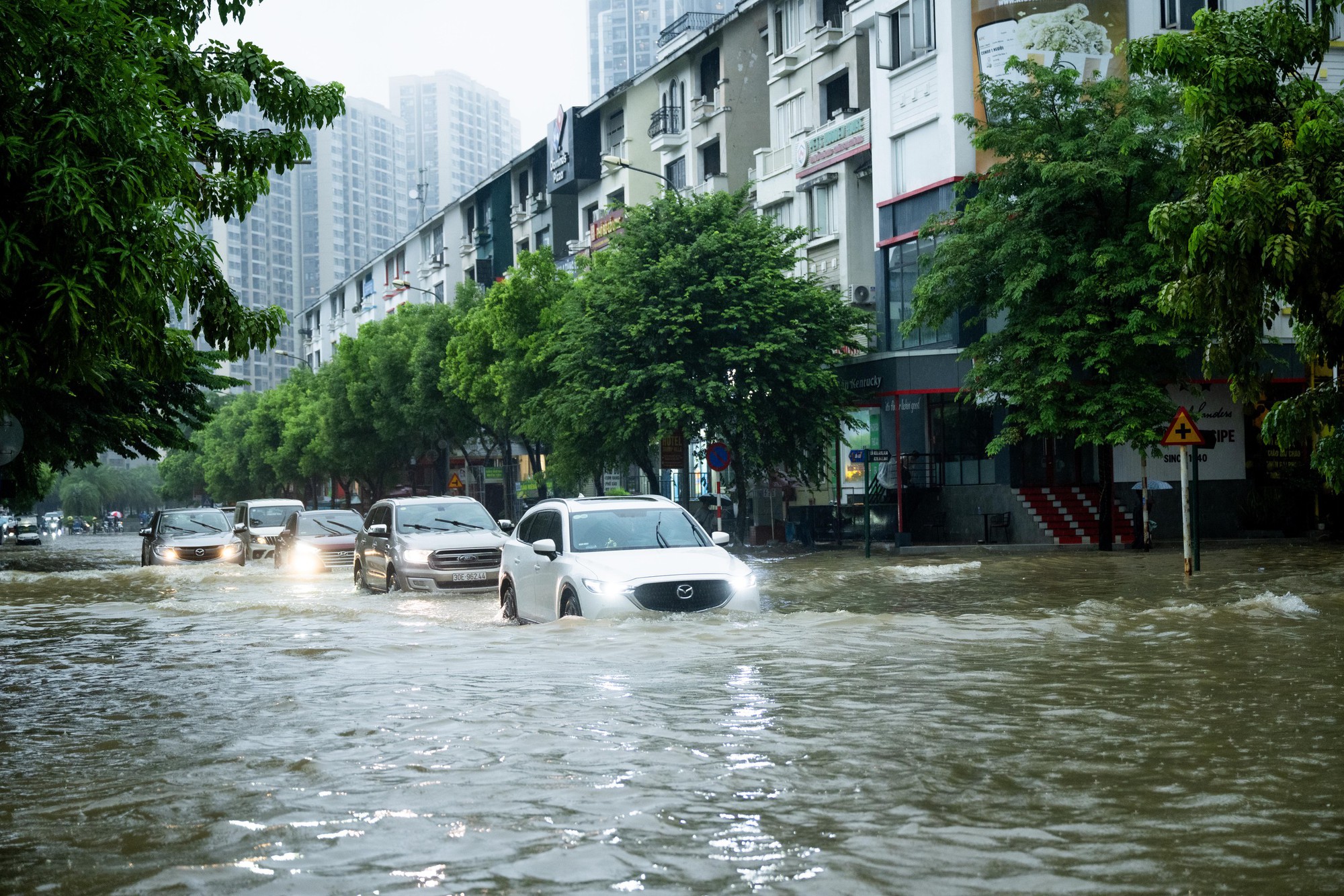 Toàn cảnh Hà Nội ngập sau trận mưa suốt đêm: Những ai đi làm sáng nay lưu ý các tuyến đường này! - Ảnh 5. Toàn cảnh Hà Nội ngập sau trận mưa suốt đêm: Những ai đi làm sáng nay lưu ý các tuyến đường này! - Ảnh 5.