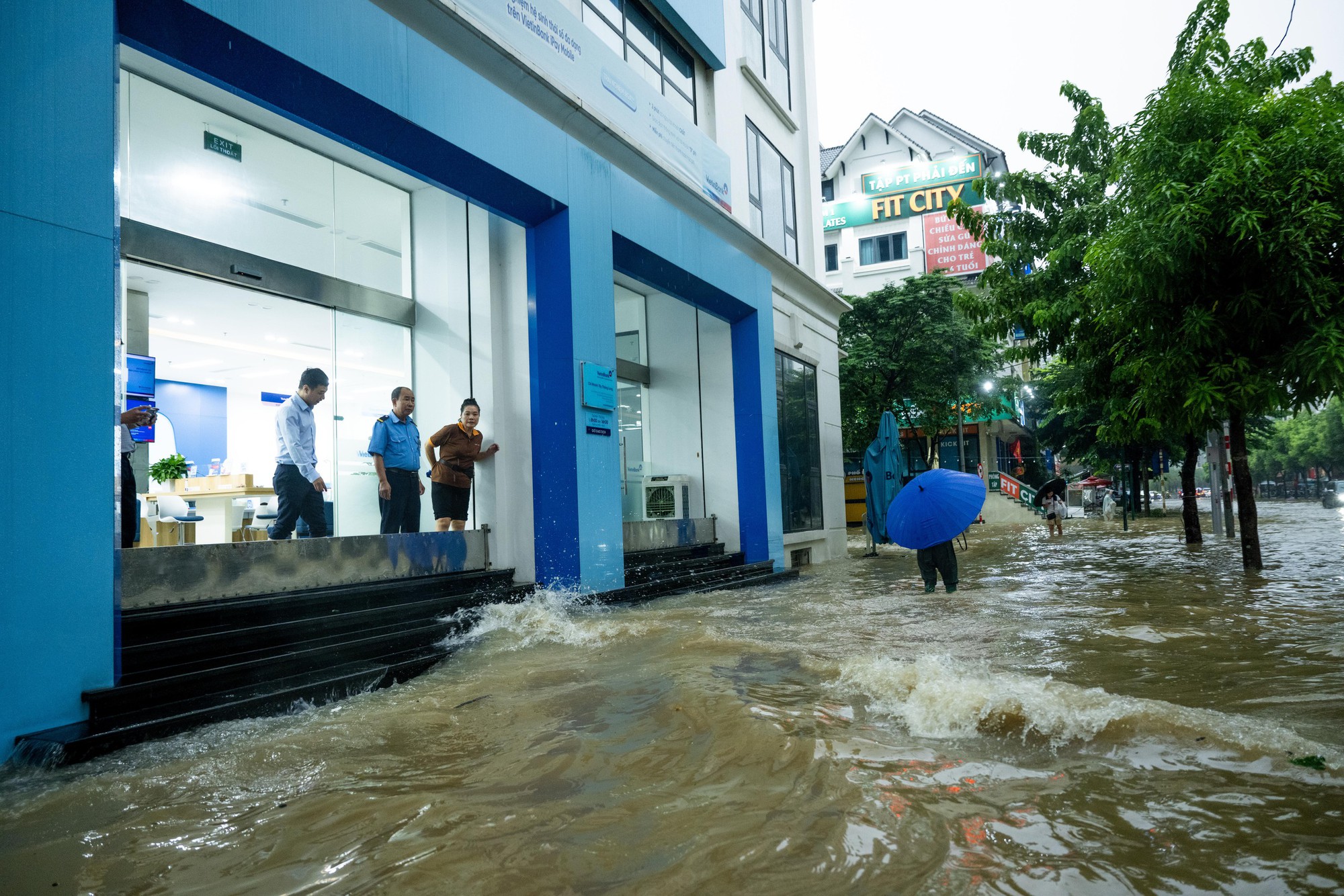 Toàn cảnh Hà Nội ngập sau trận mưa suốt đêm: Những ai đi làm sáng nay lưu ý các tuyến đường này! - Ảnh 6. Toàn cảnh Hà Nội ngập sau trận mưa suốt đêm: Những ai đi làm sáng nay lưu ý các tuyến đường này! - Ảnh 6.