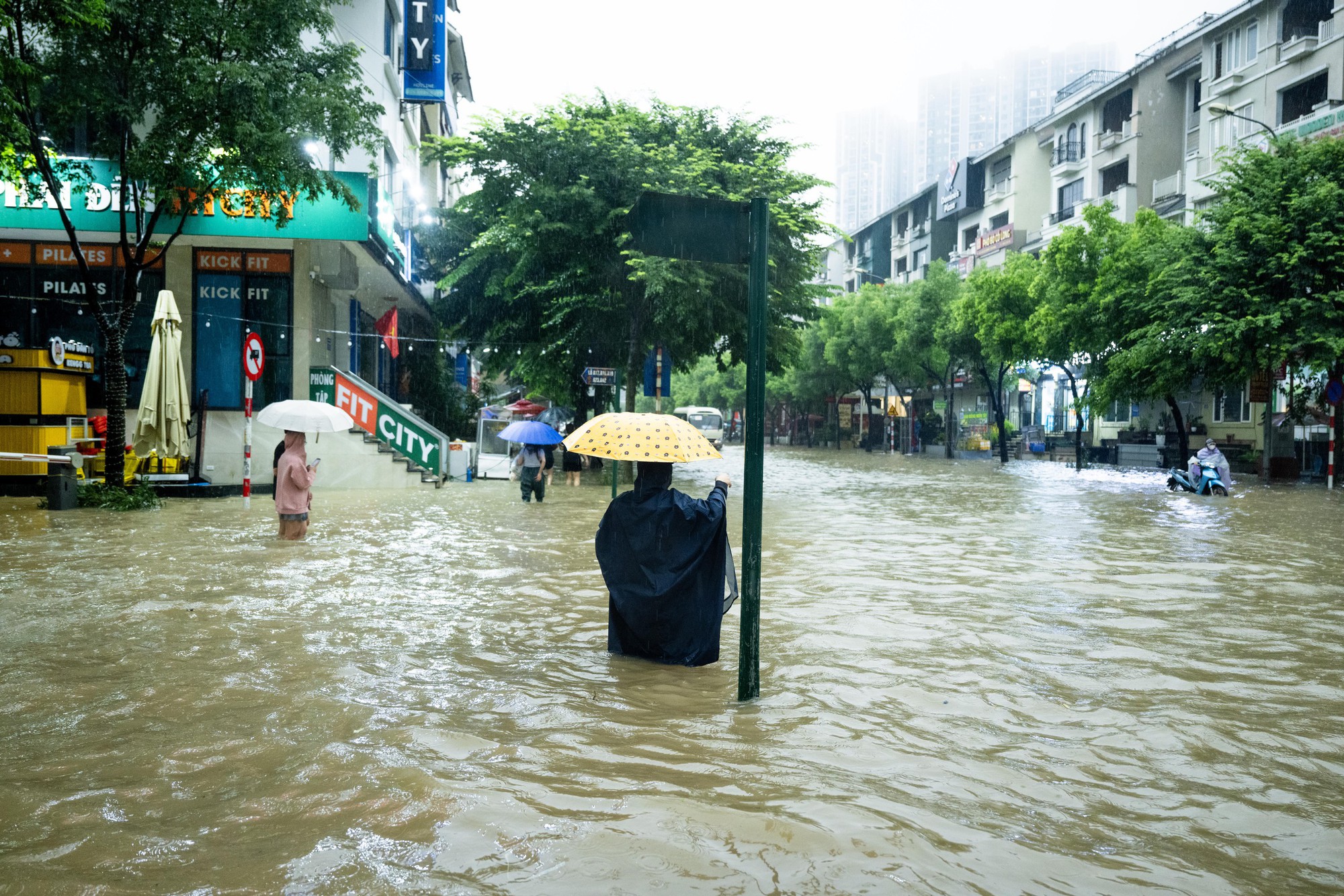 Toàn cảnh Hà Nội ngập sau trận mưa suốt đêm: Những ai đi làm sáng nay lưu ý các tuyến đường này! - Ảnh 7. Toàn cảnh Hà Nội ngập sau trận mưa suốt đêm: Những ai đi làm sáng nay lưu ý các tuyến đường này! - Ảnh 7.