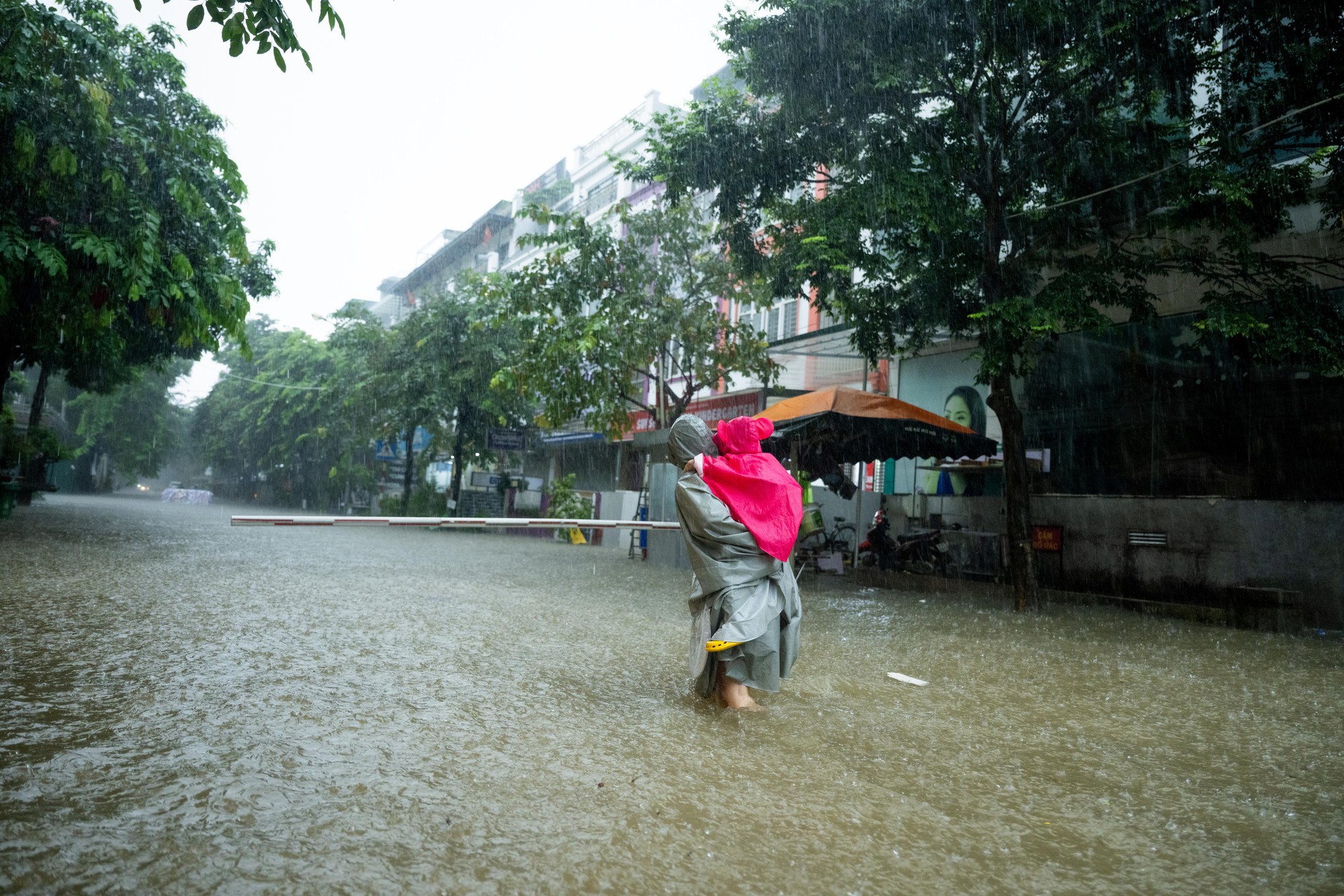 Toàn cảnh Hà Nội ngập sau trận mưa suốt đêm: Những ai đi làm sáng nay lưu ý các tuyến đường này! - Ảnh 9. Toàn cảnh Hà Nội ngập sau trận mưa suốt đêm: Những ai đi làm sáng nay lưu ý các tuyến đường này! - Ảnh 9.