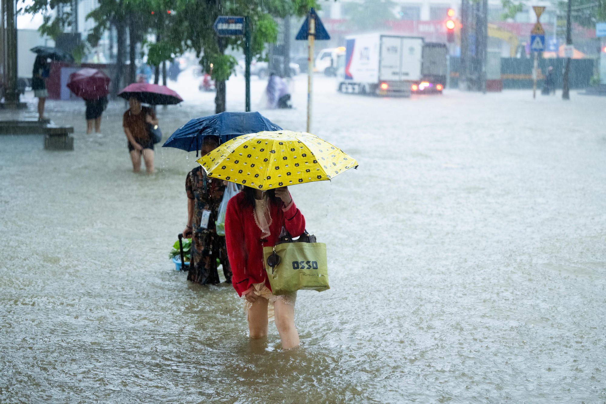 Toàn cảnh Hà Nội ngập sau trận mưa suốt đêm: Những ai đi làm sáng nay lưu ý các tuyến đường này! - Ảnh 10. Toàn cảnh Hà Nội ngập sau trận mưa suốt đêm: Những ai đi làm sáng nay lưu ý các tuyến đường này! - Ảnh 10.