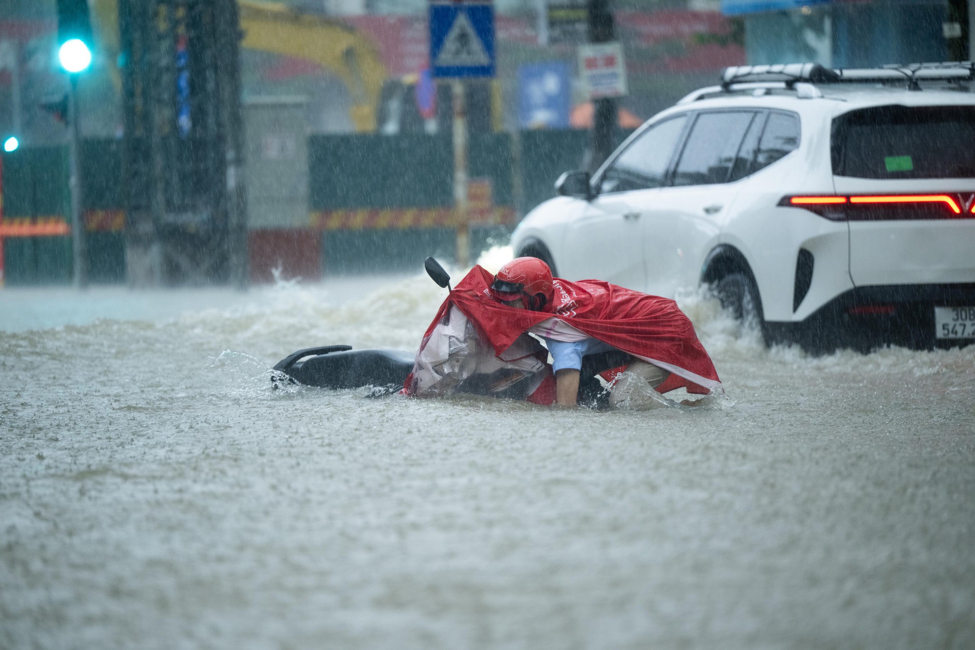 Toàn cảnh Hà Nội ngập sau trận mưa suốt đêm: Những ai đi làm sáng nay lưu ý các tuyến đường này! - Ảnh 11. Toàn cảnh Hà Nội ngập sau trận mưa suốt đêm: Những ai đi làm sáng nay lưu ý các tuyến đường này! - Ảnh 11.