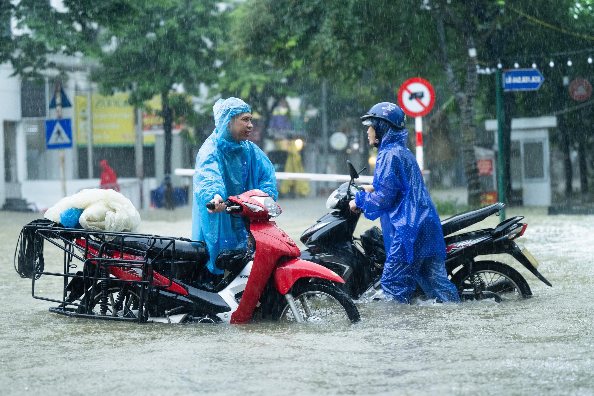 Toàn cảnh Hà Nội ngập sau trận mưa suốt đêm: Những ai đi làm sáng nay lưu ý các tuyến đường này! - Ảnh 12. Toàn cảnh Hà Nội ngập sau trận mưa suốt đêm: Những ai đi làm sáng nay lưu ý các tuyến đường này! - Ảnh 12.