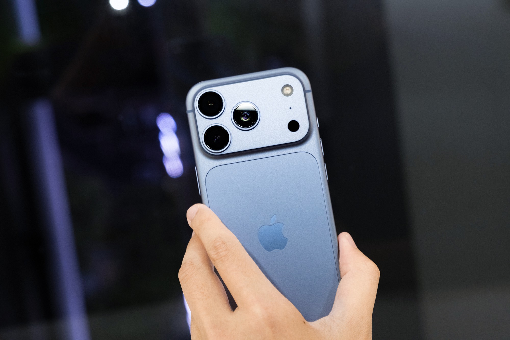 Trên tay iPhone 18 Pro chính hãng Việt Nam màu Xanh Băng Thanh đẹp lạ năm 2026 - Ảnh 3. Trên tay iPhone 18 Pro chính hãng Việt Nam màu Xanh Băng Thanh đẹp lạ năm 2026 - Ảnh 3.