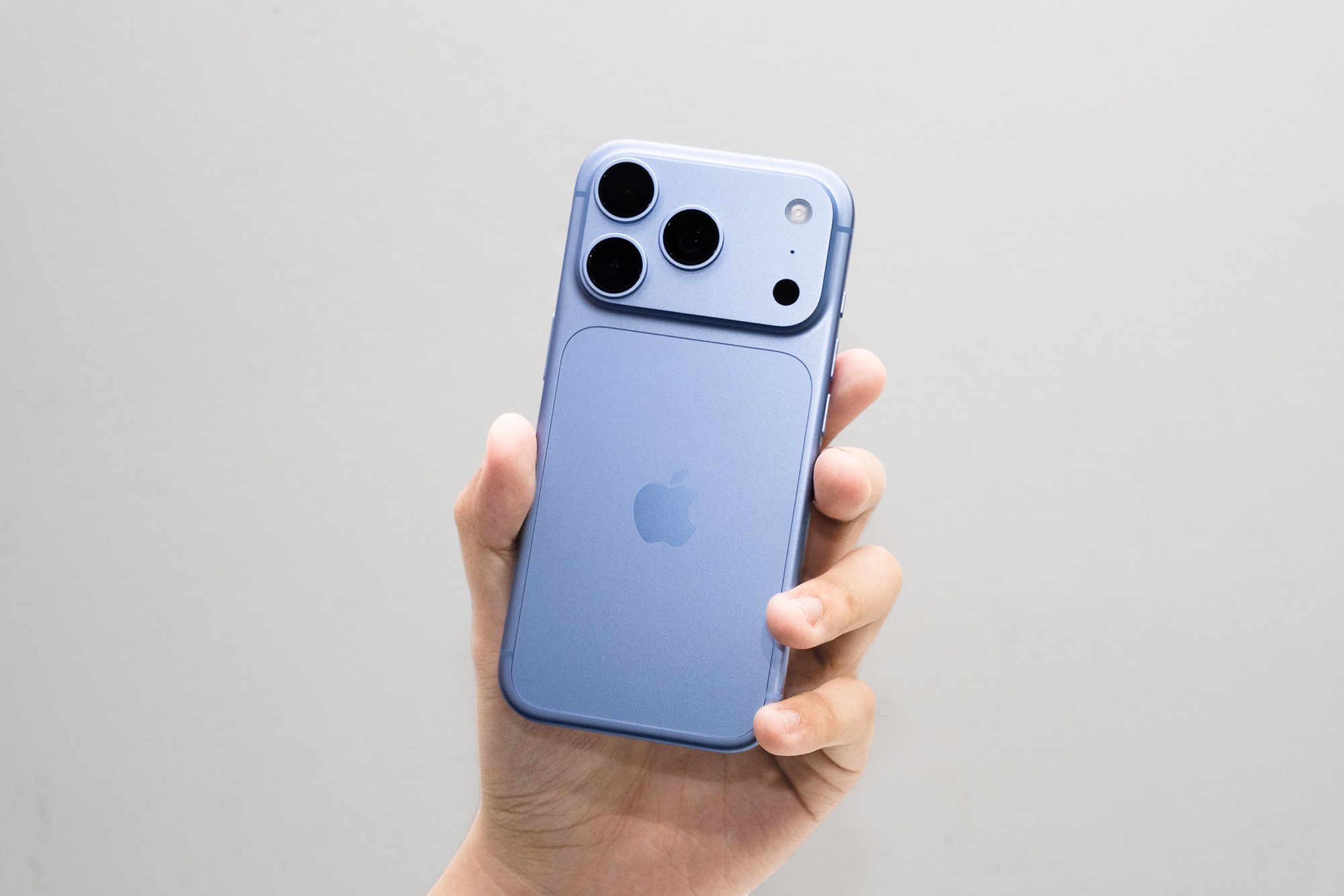 Trên tay iPhone 18 Pro chính hãng Việt Nam màu Xanh Băng Thanh đẹp lạ năm 2026 - Ảnh 4. Trên tay iPhone 18 Pro chính hãng Việt Nam màu Xanh Băng Thanh đẹp lạ năm 2026 - Ảnh 4.