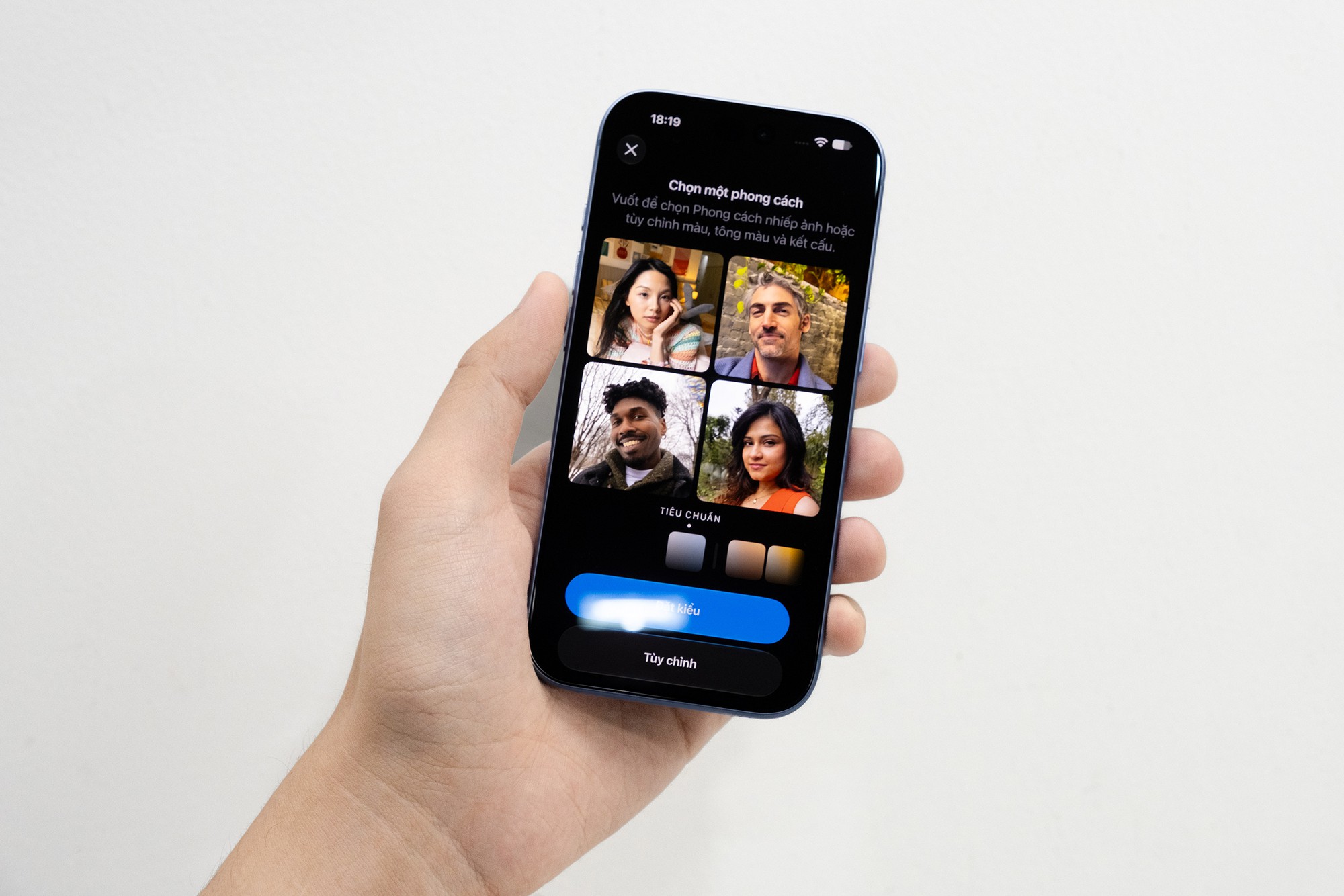 Trên tay iPhone 18 Pro chính hãng Việt Nam màu Xanh Băng Thanh đẹp lạ năm 2026 - Ảnh 6. Trên tay iPhone 18 Pro chính hãng Việt Nam màu Xanh Băng Thanh đẹp lạ năm 2026 - Ảnh 6.