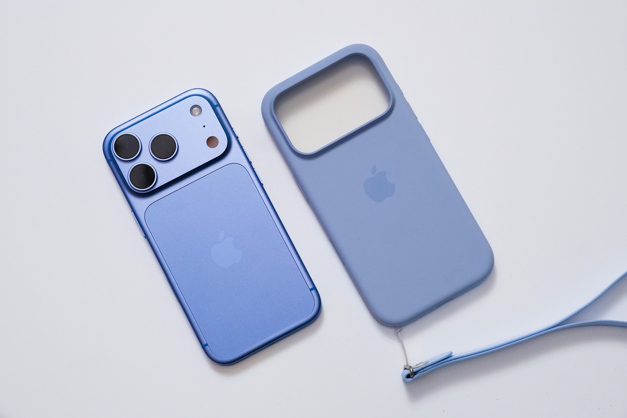 Trên tay iPhone 18 Pro chính hãng Việt Nam màu Xanh Băng Thanh đẹp lạ năm 2026 - Ảnh 2. Trên tay iPhone 18 Pro chính hãng Việt Nam màu Xanh Băng Thanh đẹp lạ năm 2026 - Ảnh 2.