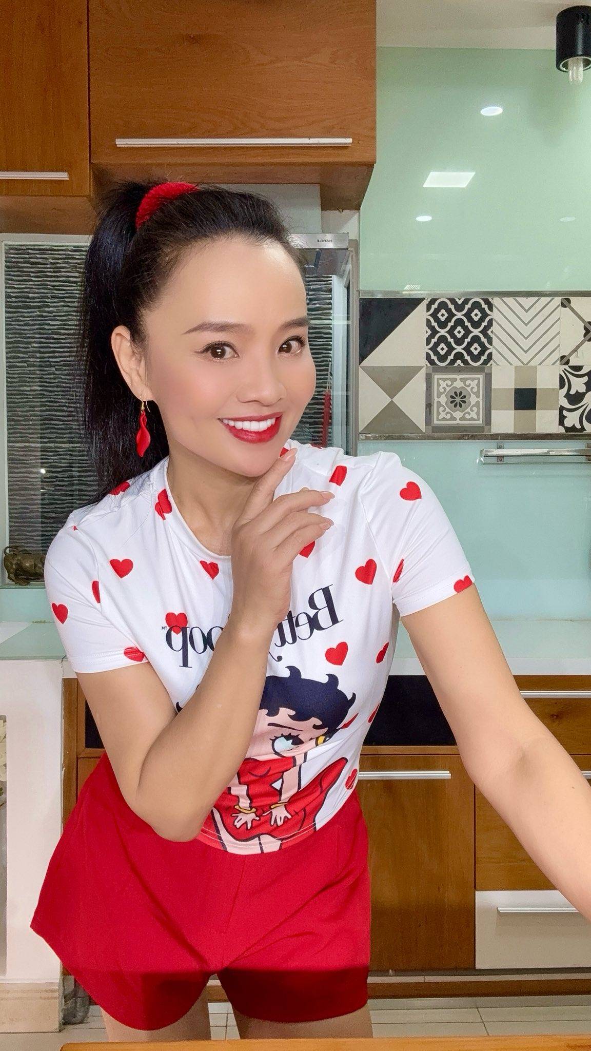 Nữ nghệ nổi tiếng miền Nam: 52 tuổi trẻ đẹp như 30, chưa muốn y&ecirc;u d&ugrave; kh&ocirc;ng thiếu người theo đuổi - Ảnh 3.