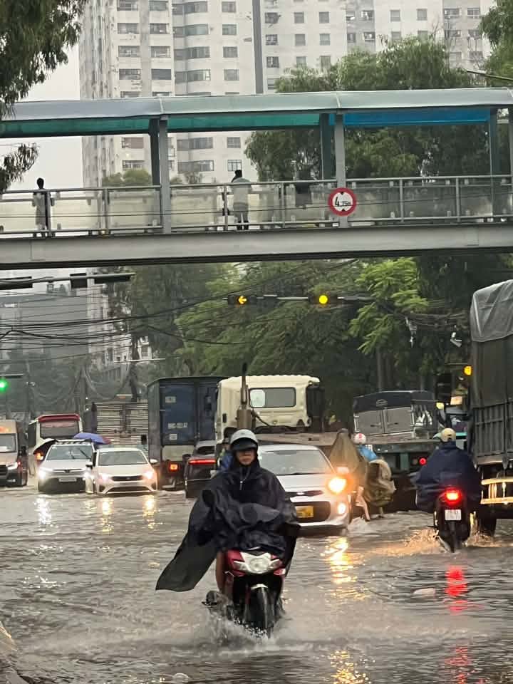 H&agrave; Nội mưa trắng trời, nhiều điểm ngập s&acirc;u, một số trường cho nghỉ, học online - Ảnh 7.
