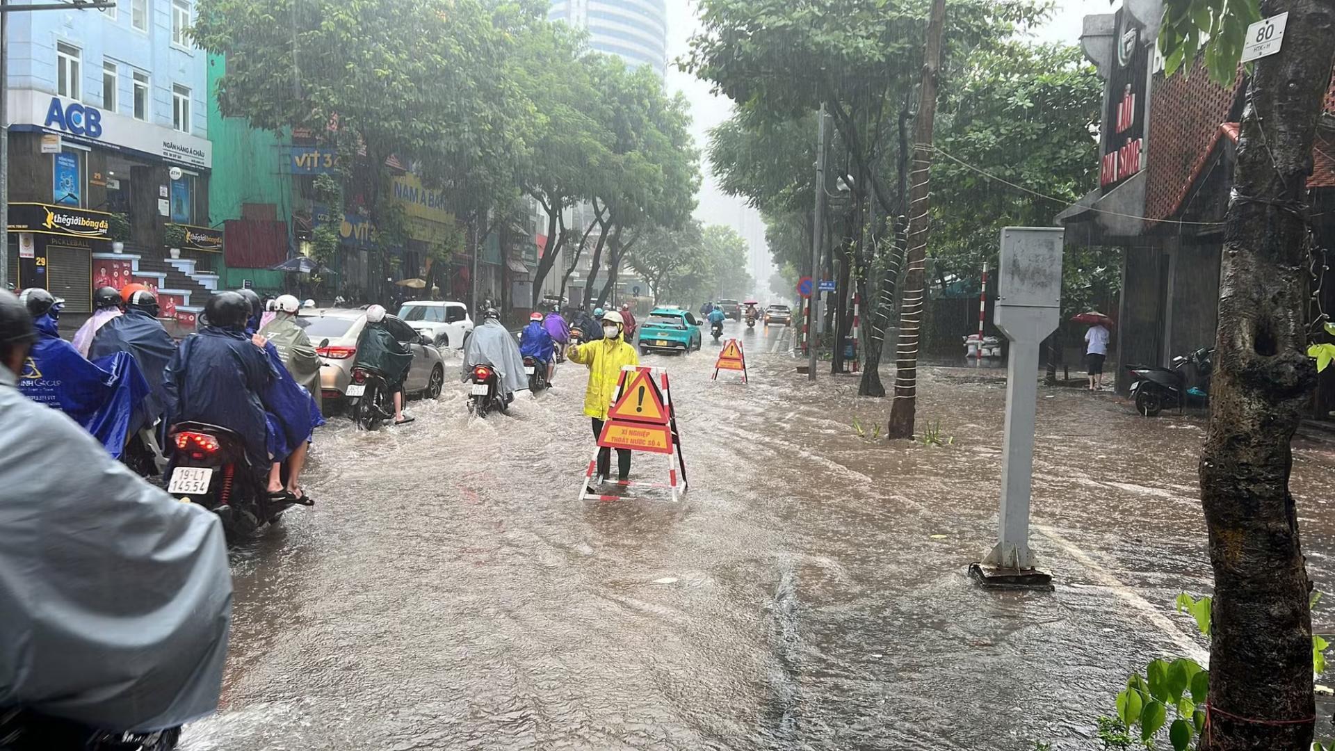 Hà Nội tổ chức phân luồng, cấm phương tiện đi qua một số điểm ngập sâu - Ảnh 1.