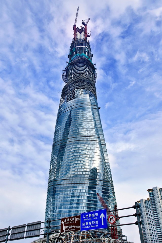 Tòa tháp cao hơn Landmark 81 gần 200m: Nặng tới 850.000 tấn, hơn 2.000 người làm việc liên tục 60 giờ để đổ 61.000m³ bê tông phần móng - Ảnh 1.