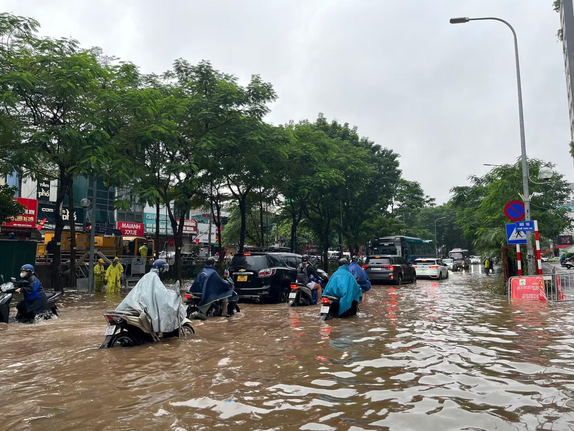 Hà Nội mưa trắng trời, nhiều điểm ngập sâu, một số trường cho nghỉ, học online - Ảnh 3.
