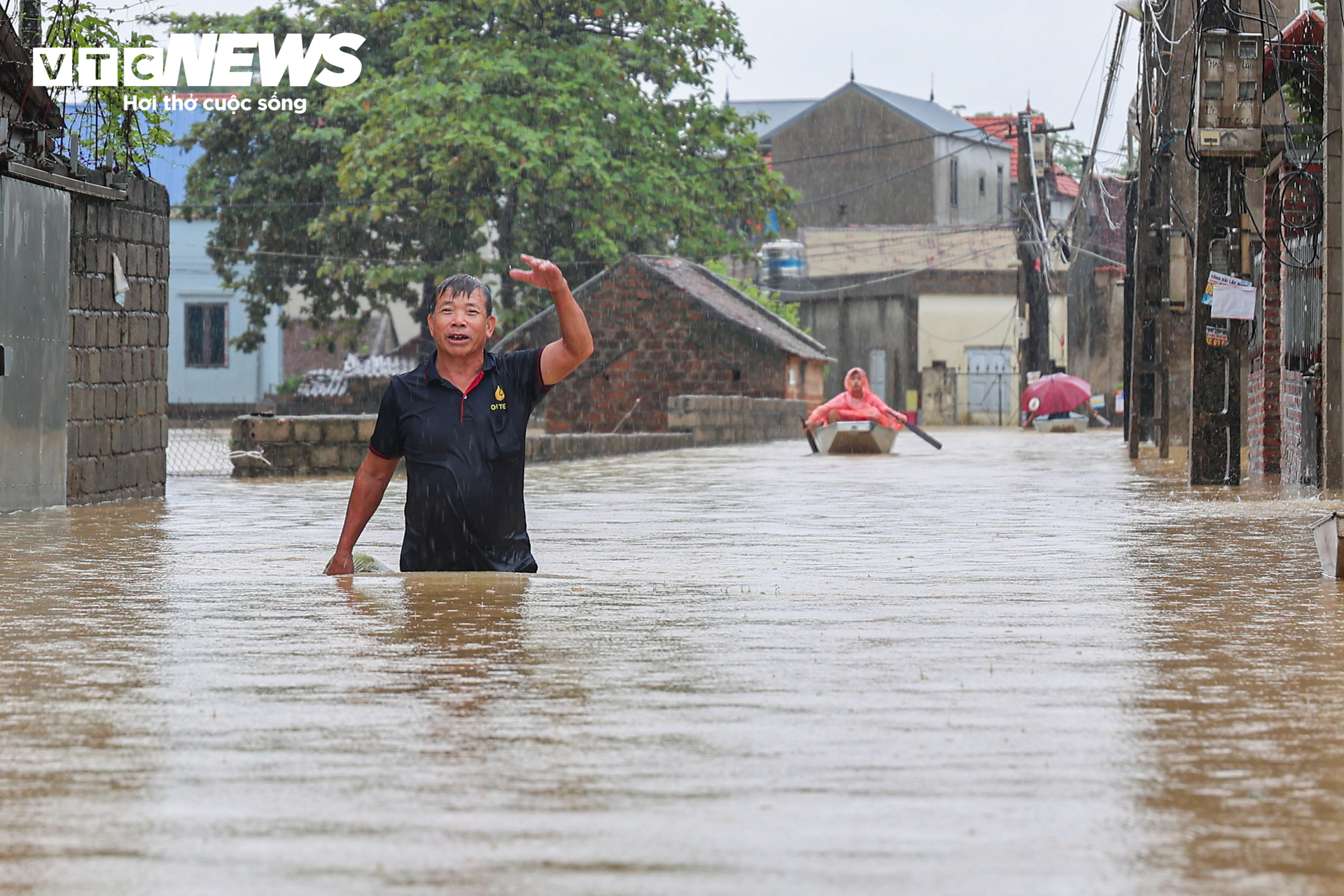 Ngập lụt H&agrave; Nội 2026: Người d&acirc;n ngọai th&agrave;nh ch&egrave;o thuyền giữa v&ugrave;ng nước lũ - Ảnh 2.
