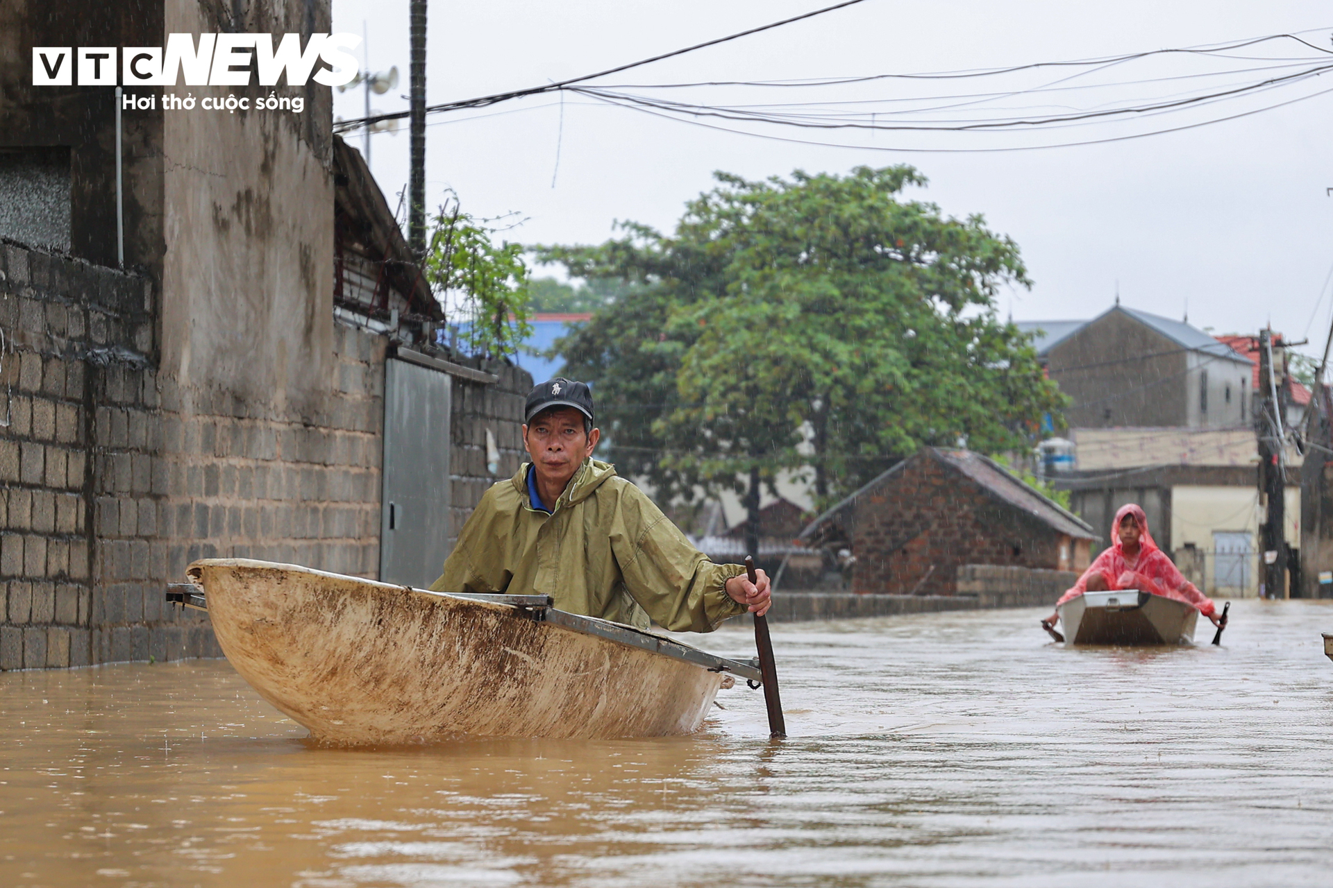 Ngập lụt H&agrave; Nội 2026: Người d&acirc;n ngọai th&agrave;nh ch&egrave;o thuyền giữa v&ugrave;ng nước lũ - Ảnh 3.