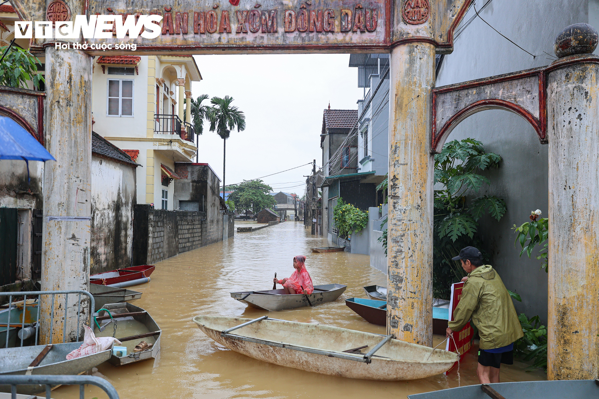 Ngập lụt H&agrave; Nội 2026: Người d&acirc;n ngọai th&agrave;nh ch&egrave;o thuyền giữa v&ugrave;ng nước lũ - Ảnh 1.