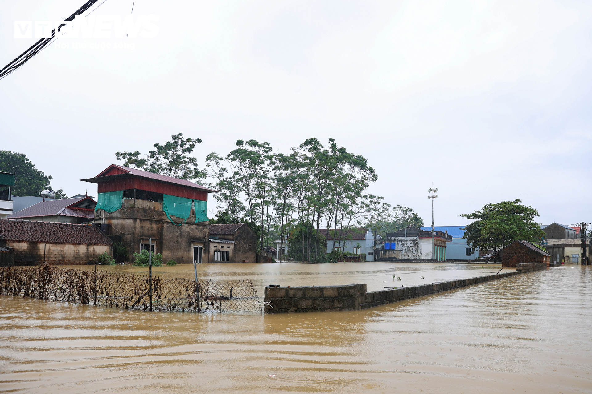 Ngập lụt H&agrave; Nội 2026: Người d&acirc;n ngọai th&agrave;nh ch&egrave;o thuyền giữa v&ugrave;ng nước lũ - Ảnh 7.