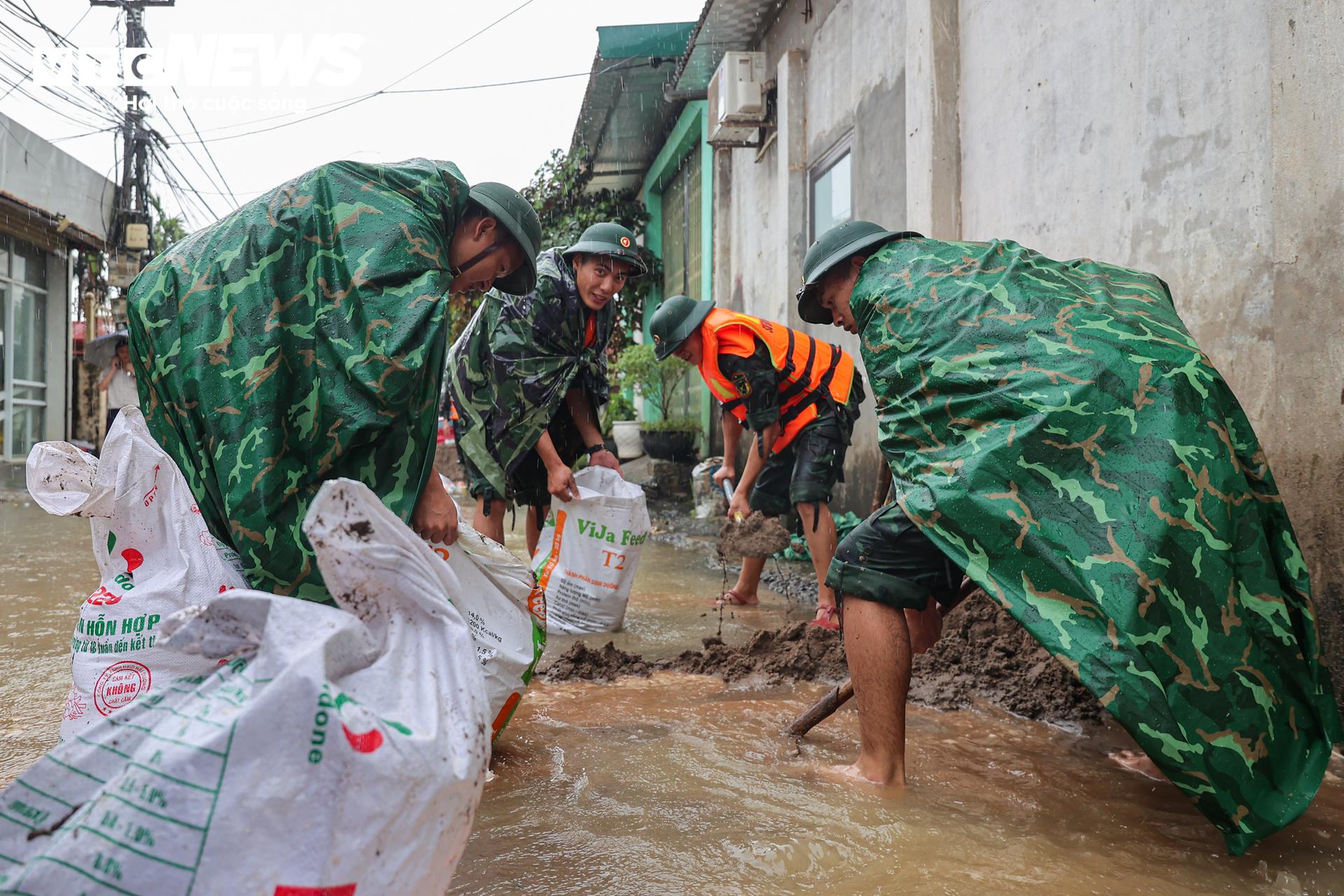 Ngập lụt H&agrave; Nội 2026: Người d&acirc;n ngọai th&agrave;nh ch&egrave;o thuyền giữa v&ugrave;ng nước lũ - Ảnh 12.