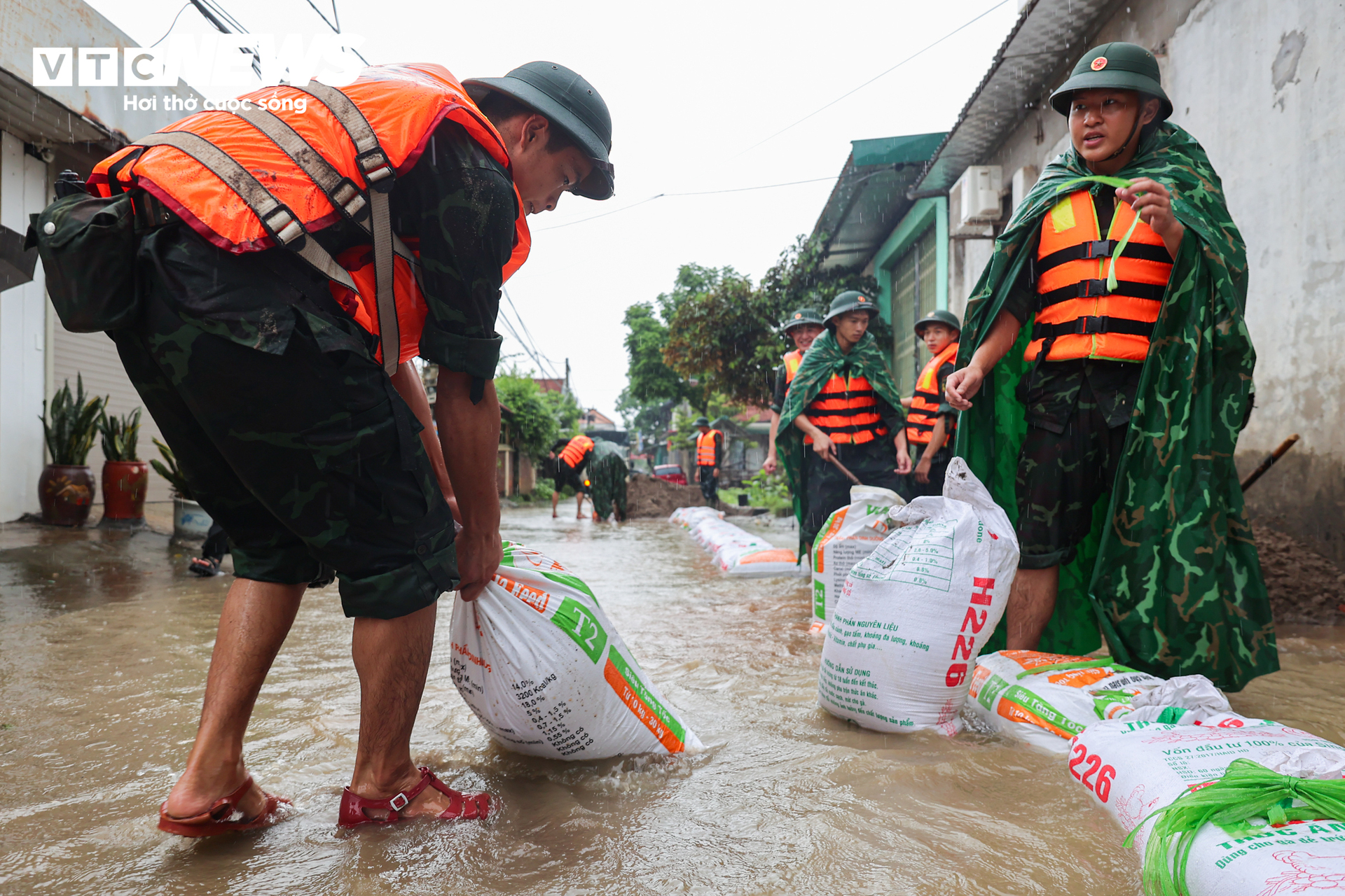 Ngập lụt H&agrave; Nội 2026: Người d&acirc;n ngọai th&agrave;nh ch&egrave;o thuyền giữa v&ugrave;ng nước lũ - Ảnh 14.