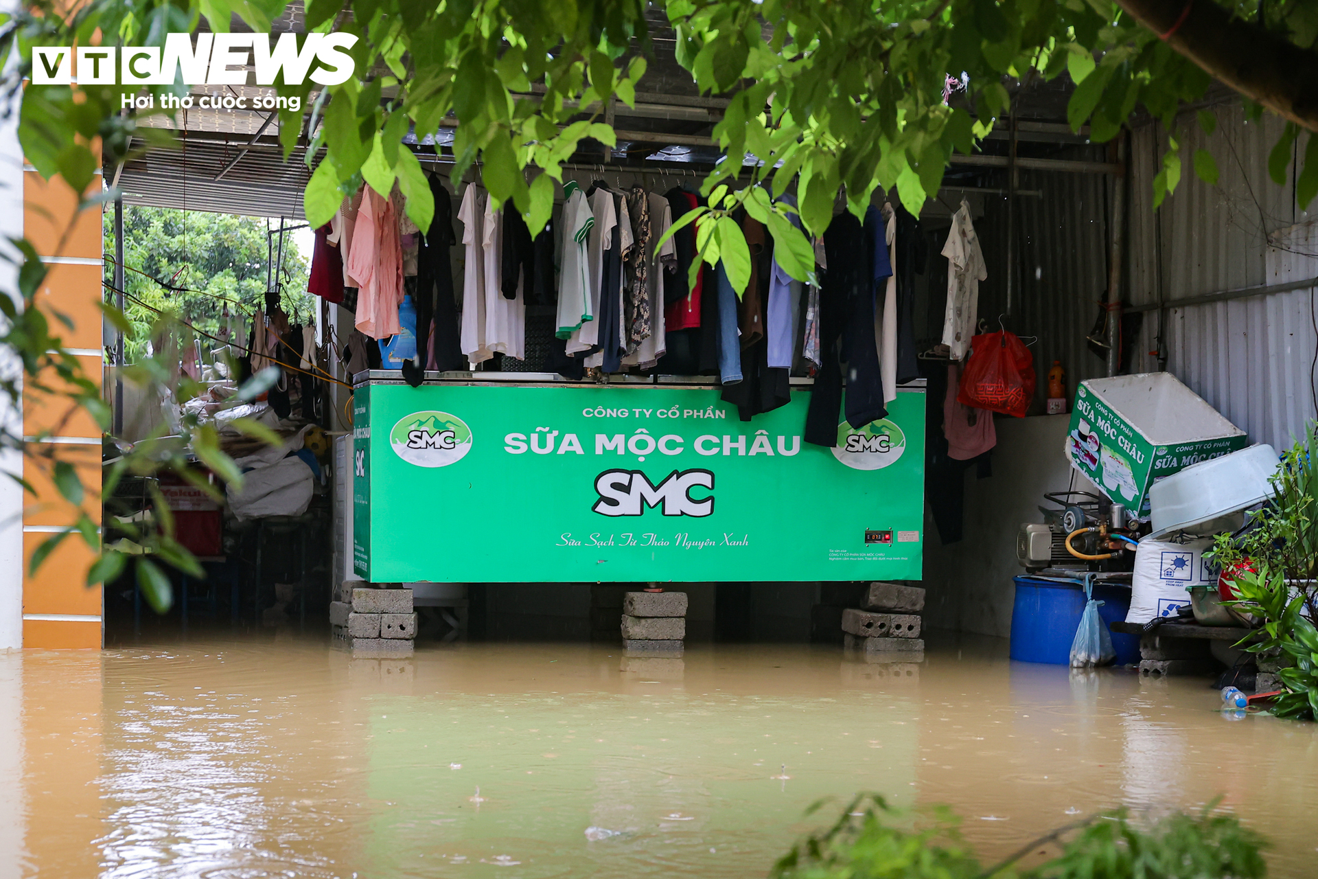 Ngập lụt H&agrave; Nội 2026: Người d&acirc;n ngọai th&agrave;nh ch&egrave;o thuyền giữa v&ugrave;ng nước lũ - Ảnh 9.