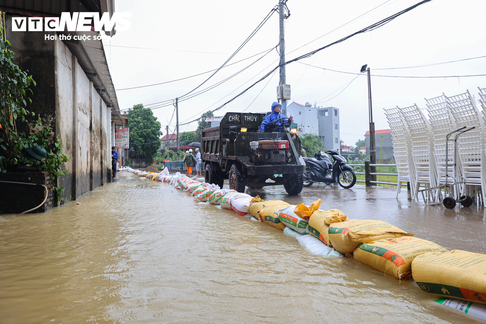 Ngập lụt H&agrave; Nội 2026: Người d&acirc;n ngọai th&agrave;nh ch&egrave;o thuyền giữa v&ugrave;ng nước lũ - Ảnh 15.