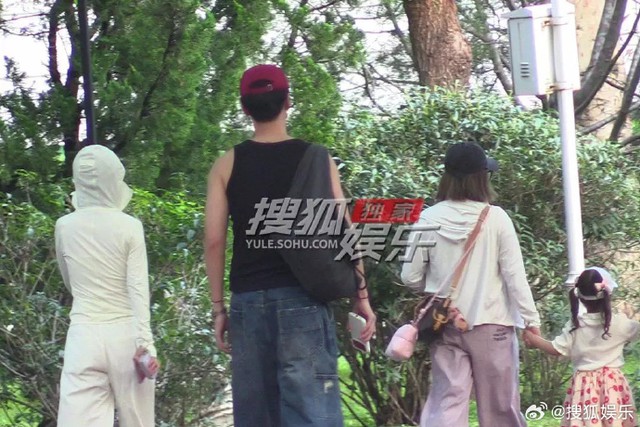 Nữ diễn viên dính scandal ngoại tình trùm kín mít hẹn hò trai trẻ ở công viên, 2 tháng trước vừa bại lộ chuyện có con 3 tuổi- Ảnh 4.