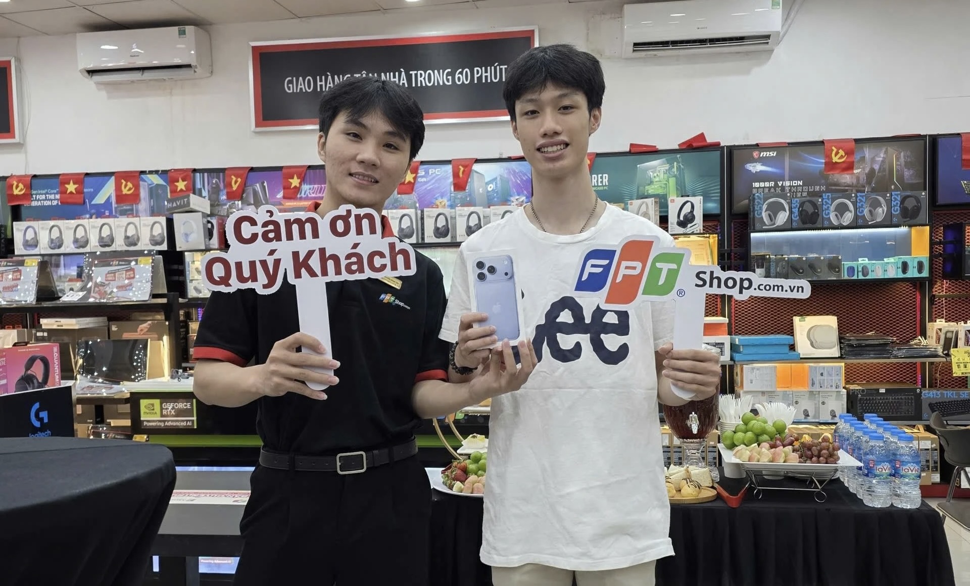 Người Việt háo hức chờ đón iPhone 18 Pro trong ngày mở bán - Ảnh 5. Người Việt háo hức chờ đón iPhone 18 Pro trong ngày mở bán - Ảnh 5.