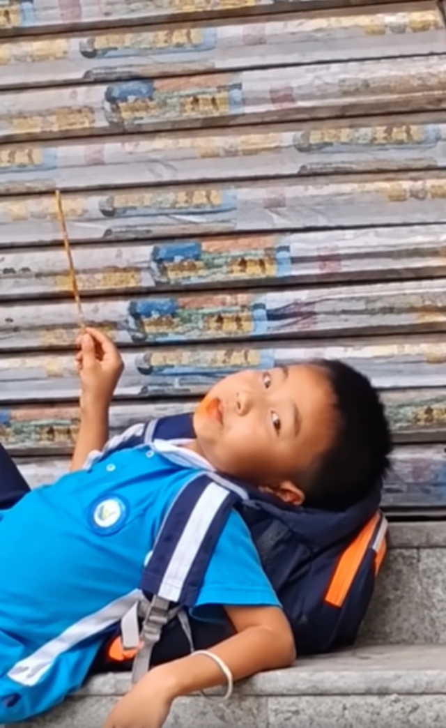 Cậu bé thản nhiên nằm chờ mẹ đến đón muộn, dân mạng cười vì quá chill - Ảnh 3.