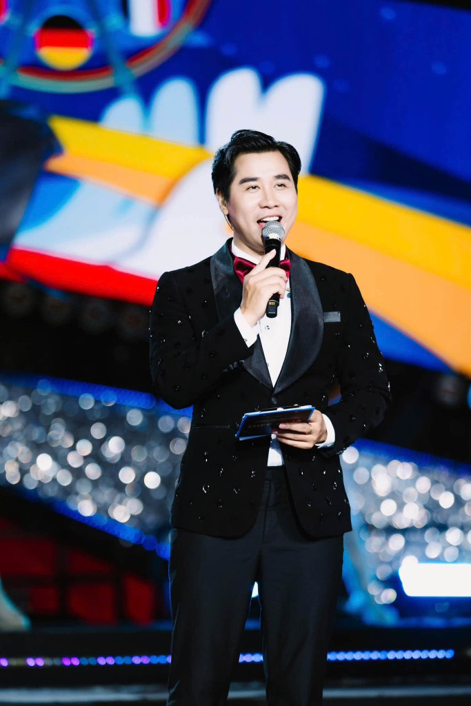 MC Nguyên Khang từ nhà hàng hải sản đến bán chả cá tại TP . HCM năm 2026 - Ảnh 1. MC Nguyên Khang từ nhà hàng hải sản đến bán chả cá tại TP . HCM năm 2026 - Ảnh 1.