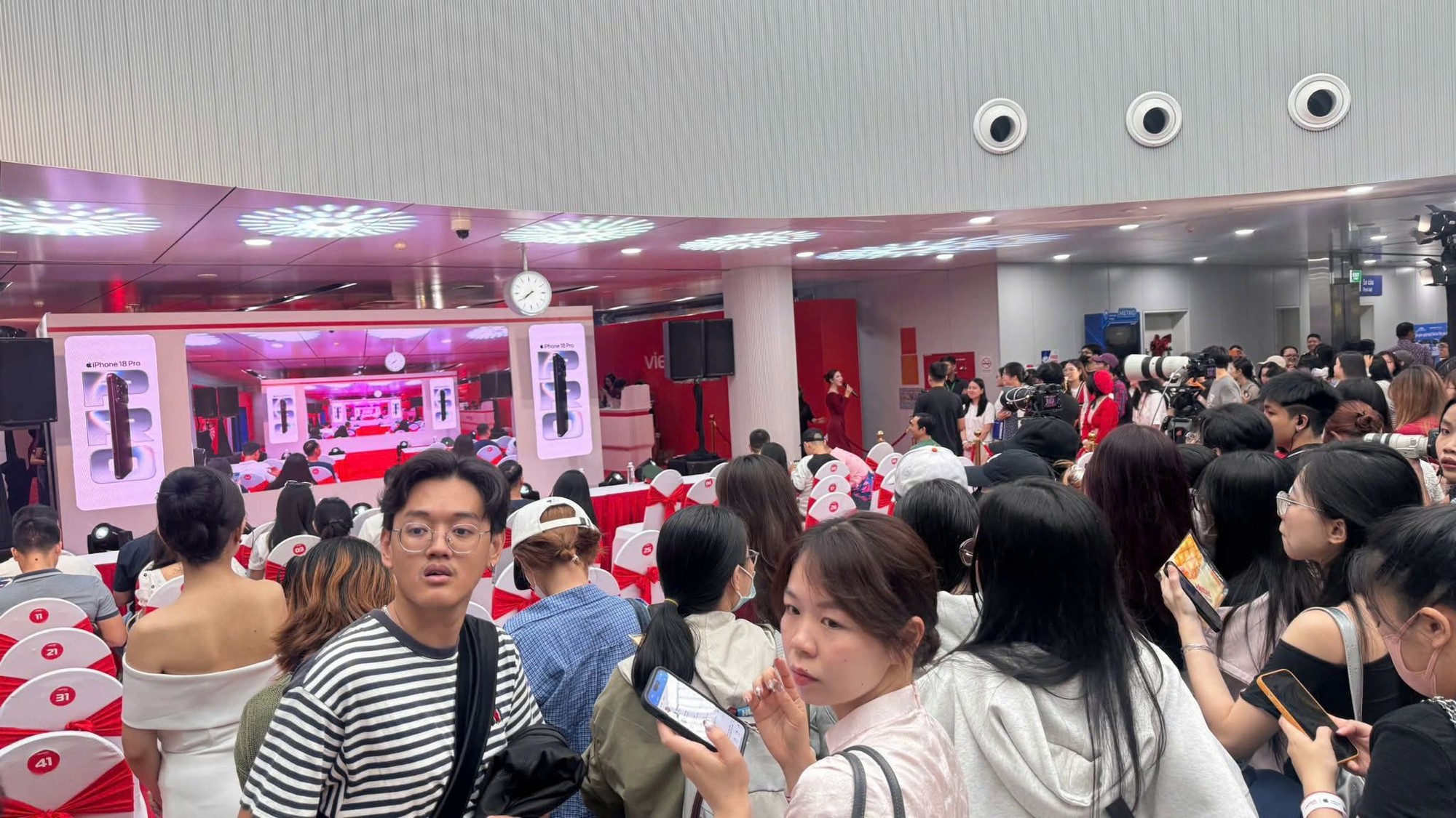 Người Việt háo hức chờ đón iPhone 18 Pro trong ngày mở bán - Ảnh 3. Người Việt háo hức chờ đón iPhone 18 Pro trong ngày mở bán - Ảnh 3.