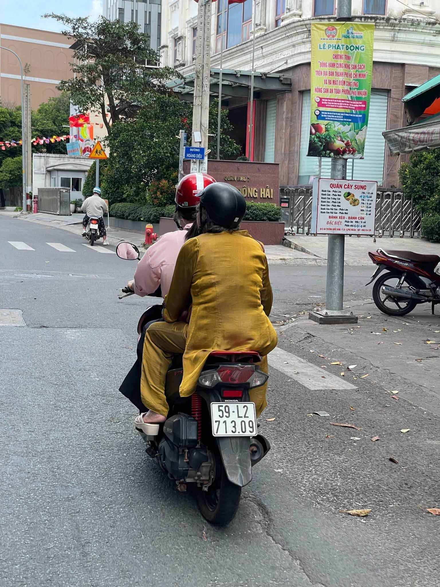 Mẹ Ho&agrave;i Linh U90 vẫn đi xe m&aacute;y dạo phố - Ảnh 1.