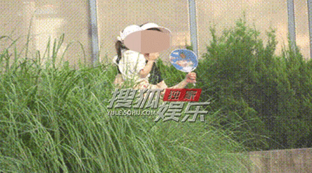 Nữ diễn viên dính scandal ngoại tình trùm kín mít hẹn hò trai trẻ ở công viên, 2 tháng trước vừa bại lộ chuyện có con 3 tuổi- Ảnh 2.