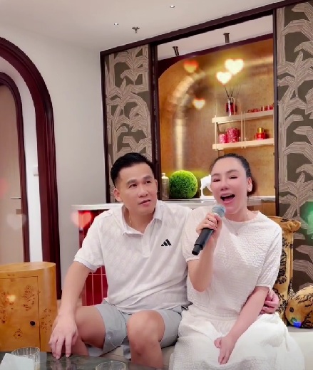 Chồng đại gia thuần chay ôm eo Hồ Quỳnh Hương trong biệt thự - Ảnh 2. Chồng đại gia thuần chay ôm eo Hồ Quỳnh Hương trong biệt thự - Ảnh 2.
