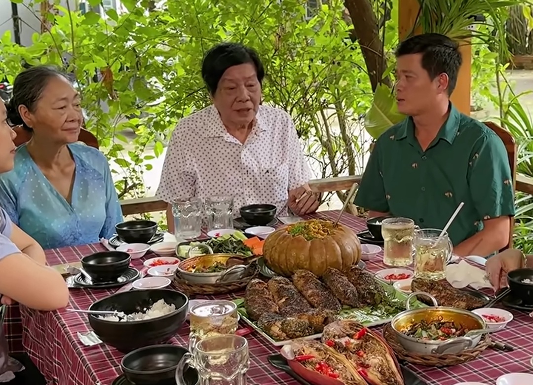 Nam NSND miền Nam 74 tuổi kể chuyện tình yêu với vợ giấu mặt - Ảnh 1. Nam NSND miền Nam 74 tuổi kể chuyện tình yêu với vợ giấu mặt - Ảnh 1.