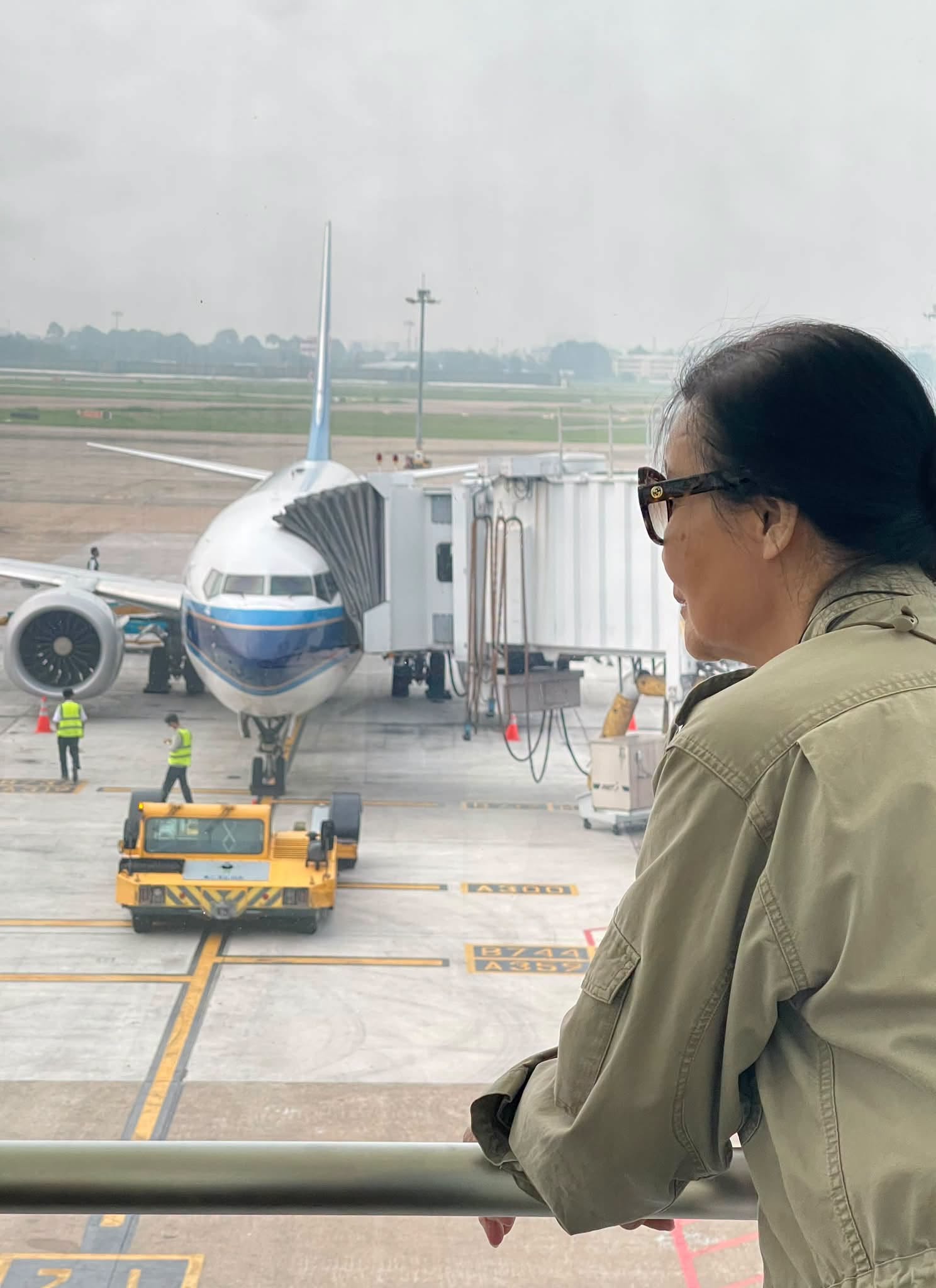 Kiều Chinh rời Việt Nam về Mỹ: "Kh&ocirc;ng biết bao giờ mới gặp lại hay kh&ocirc;ng c&ograve;n cơ hội gặp nhau nữa" - Ảnh 1.