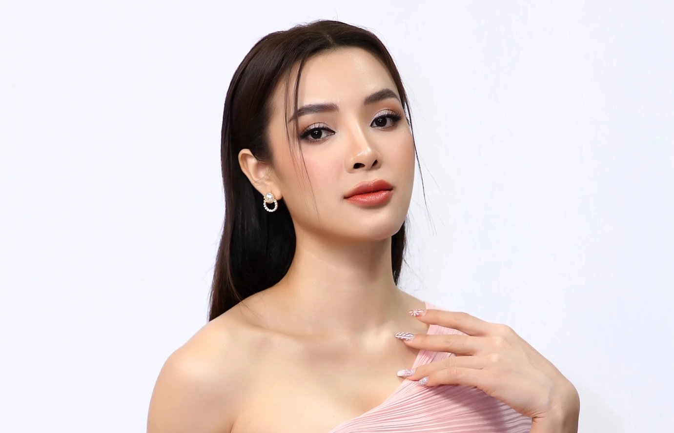 Nữ ca sĩ lấy chồng là trai tân nói thẳng: "Nghệ sĩ cần sống tử tế" - Ảnh 2. Nữ ca sĩ lấy chồng là trai tân nói thẳng: "Nghệ sĩ cần sống tử tế" - Ảnh 2.