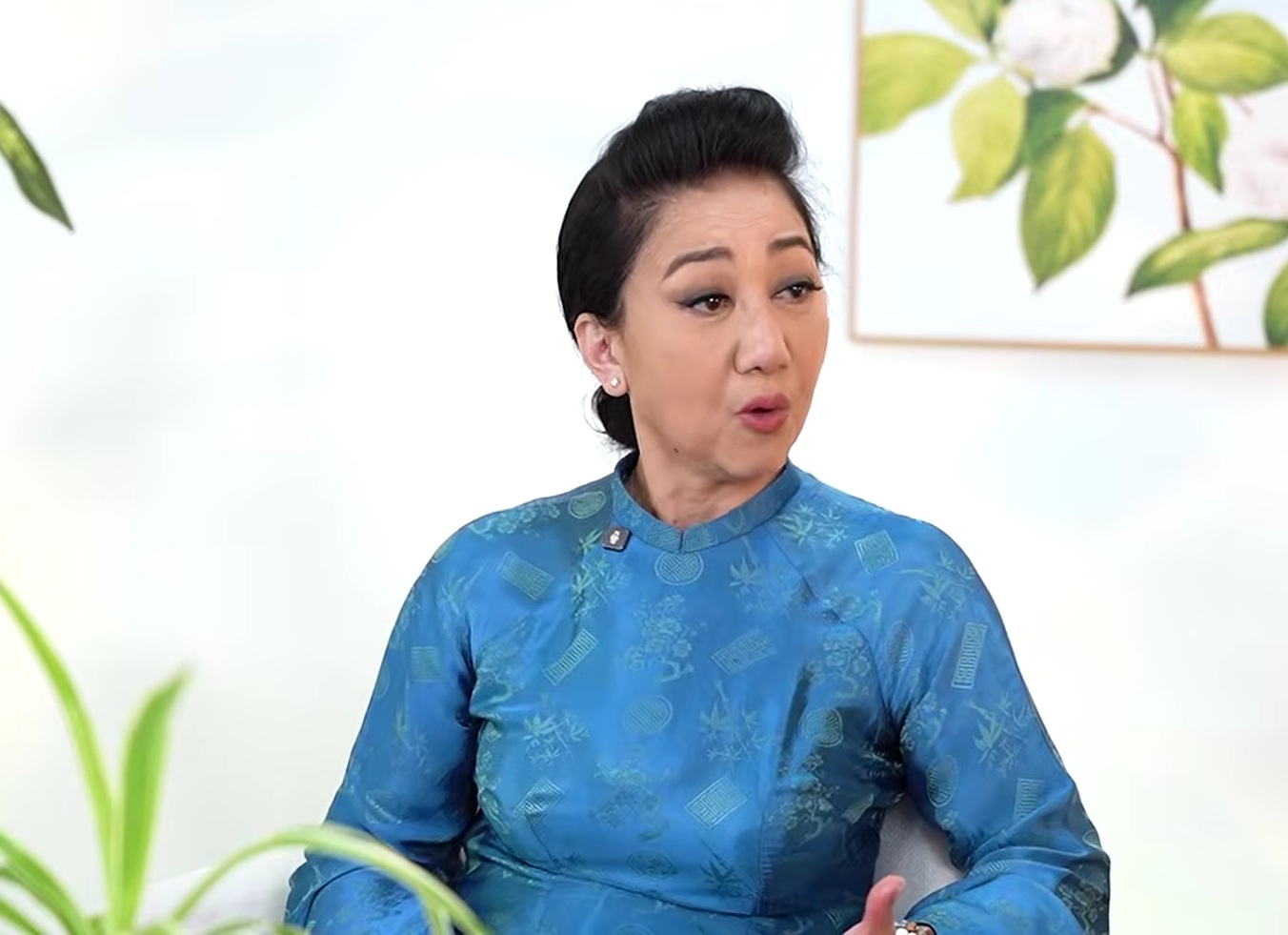 Nữ NSƯT hai đời chồng đi làm nail ở Mỹ: "Tôi vẫn chưa tu đủ" - Ảnh 1. Nữ NSƯT hai đời chồng đi làm nail ở Mỹ: "Tôi vẫn chưa tu đủ" - Ảnh 1.