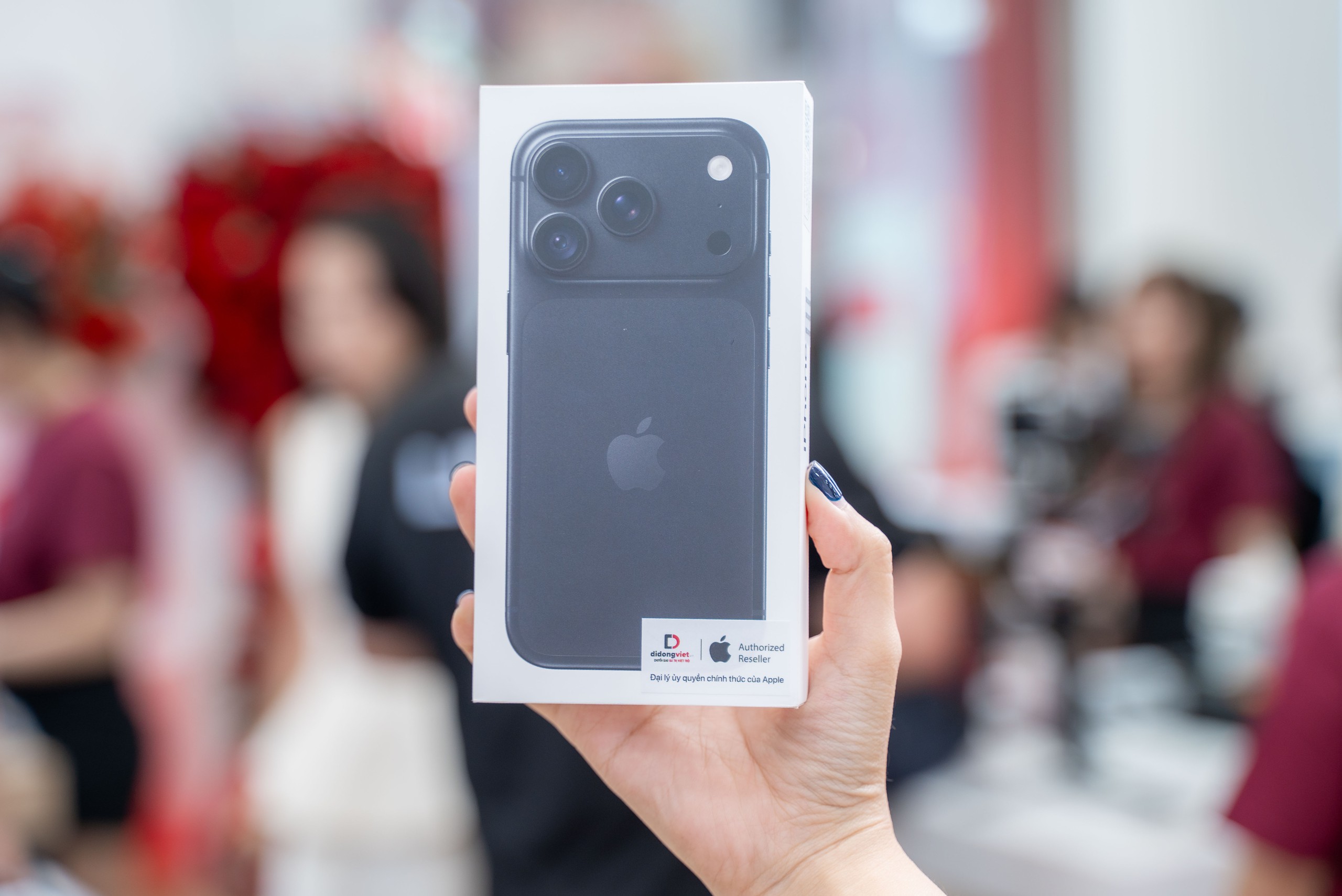 Khách Việt đổ xô đi mua iPhone 18 Pro và iPhone 18 Pro Max - Ảnh 1.