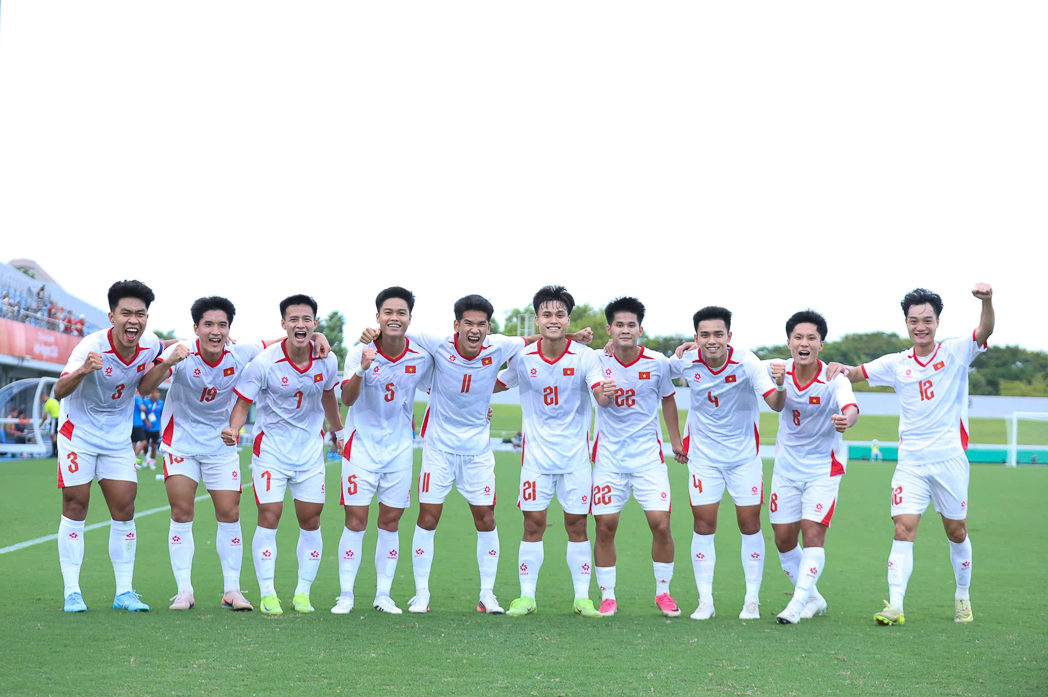 BXH b&oacute;ng đ&aacute; Asiad: U23 Việt Nam c&oacute; thể lọt v&agrave;o tứ kết nhờ... bốc thăm? - Ảnh 2.
