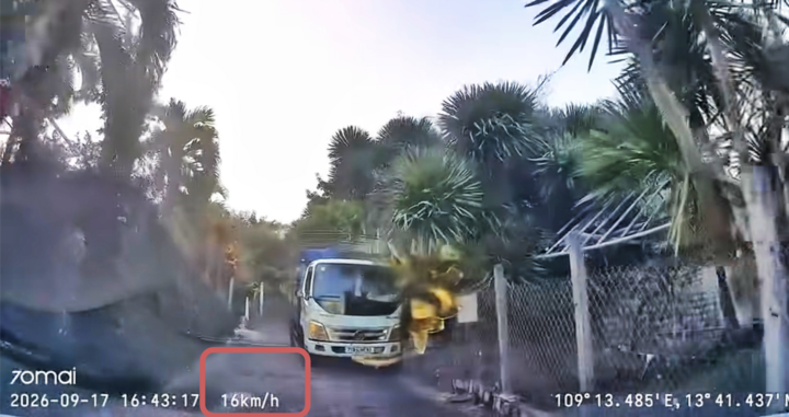 Tài xế lùi xe ' cực nét ' né cú đâm xe tải ở dốc hẹp Gia Lai - Ảnh 1.