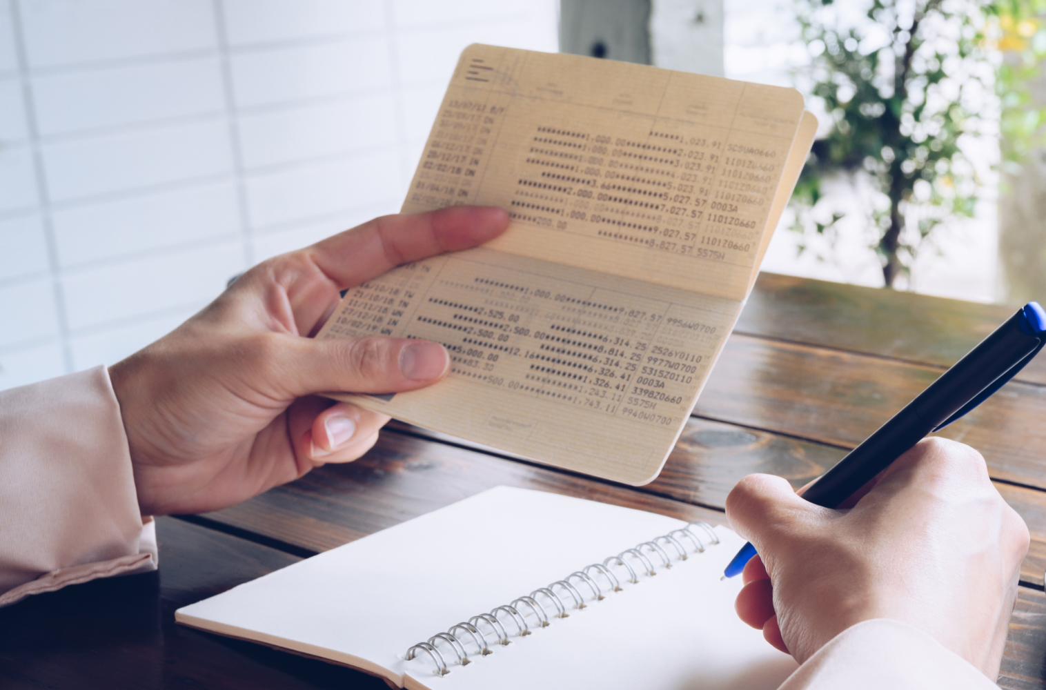 Lời khuyên cho người muốn rút tiền tiết kiệm trước hạn - Ảnh 1.
