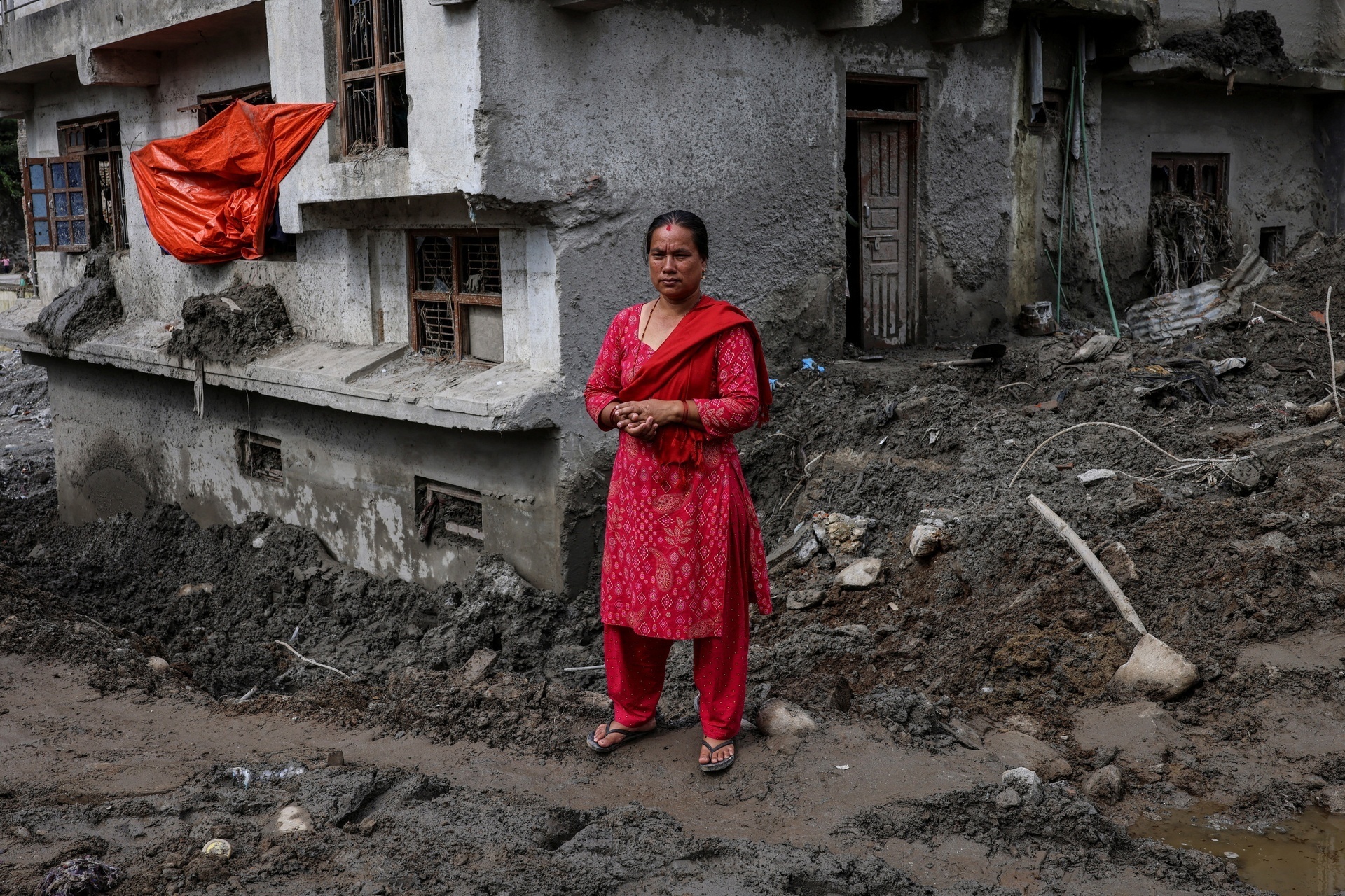 Thảm họa lũ quét tại Betrawati Nepal: Nỗi đau và mất mát năm 2023 - Ảnh 24.