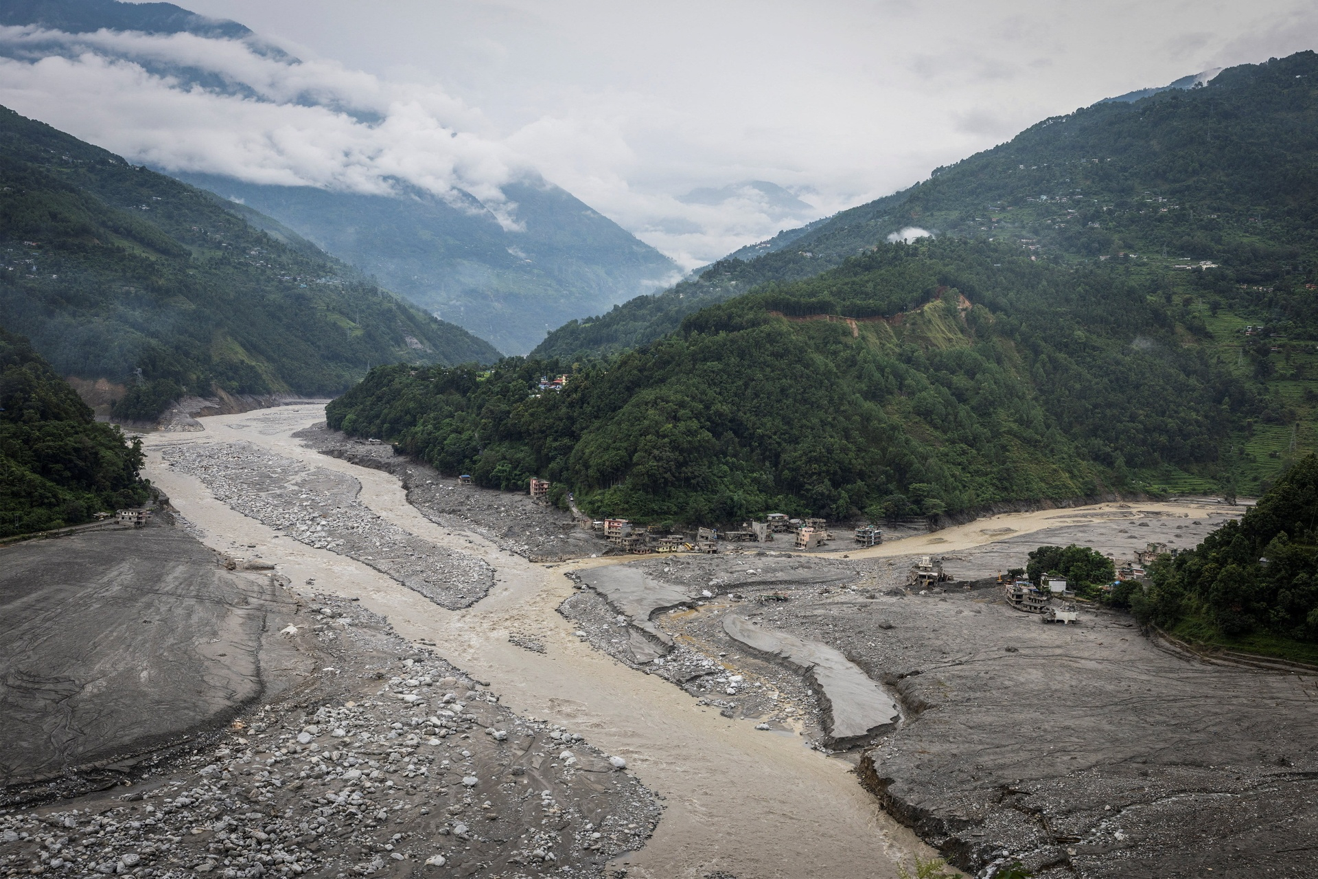 Thảm họa lũ quét tại Betrawati Nepal: Nỗi đau và mất mát năm 2023 - Ảnh 1.