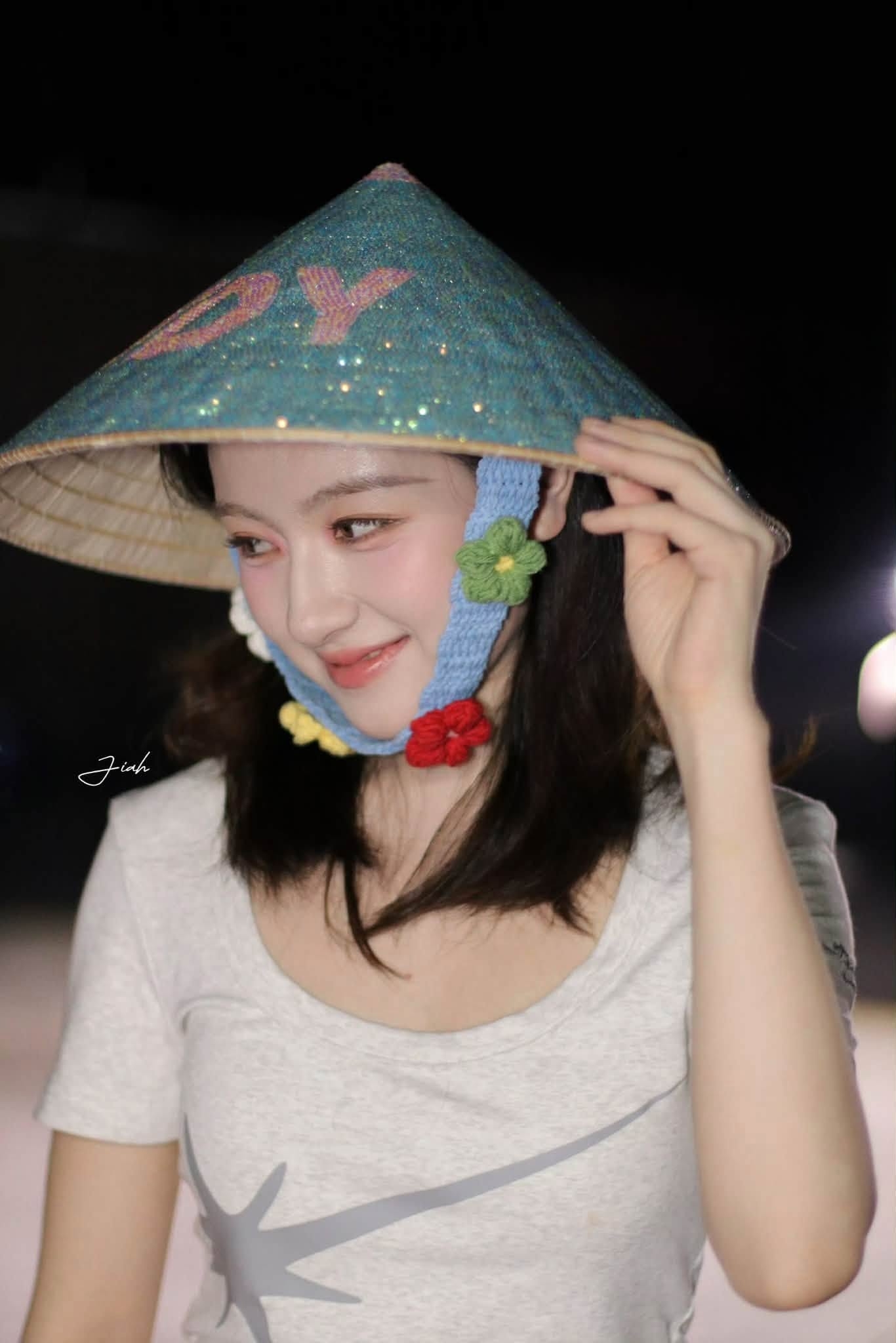 Mỹ nh&acirc;n bị miệt thị v&igrave; nặng đến nỗi bạn diễn bế kh&ocirc;ng nổi: Giờ đẹp phong thần, đội n&oacute;n l&aacute; Việt gấp đ&ocirc;i visual - Ảnh 1.