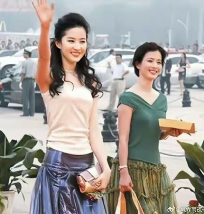 Có mẹ xinh đẹp như Lưu Hiểu Lợi , Lưu Diệc Phi thành đại mỹ nhân không có gì lạ - Ảnh 9. Có mẹ xinh đẹp như Lưu Hiểu Lợi , Lưu Diệc Phi thành đại mỹ nhân không có gì lạ - Ảnh 9.